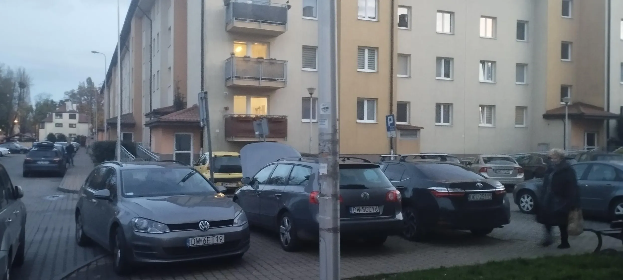 Parkuje na przejściu dla pieszych, po zwróceniu uwagi że nie da się przejechać wózkiem powiedział że mam iść na około przez ulicę do następnego przejścia a jak poinformowałam że już przez takie parkowanie 2 razy uszkodziłam wózek  to stwierdził że mam pecha.