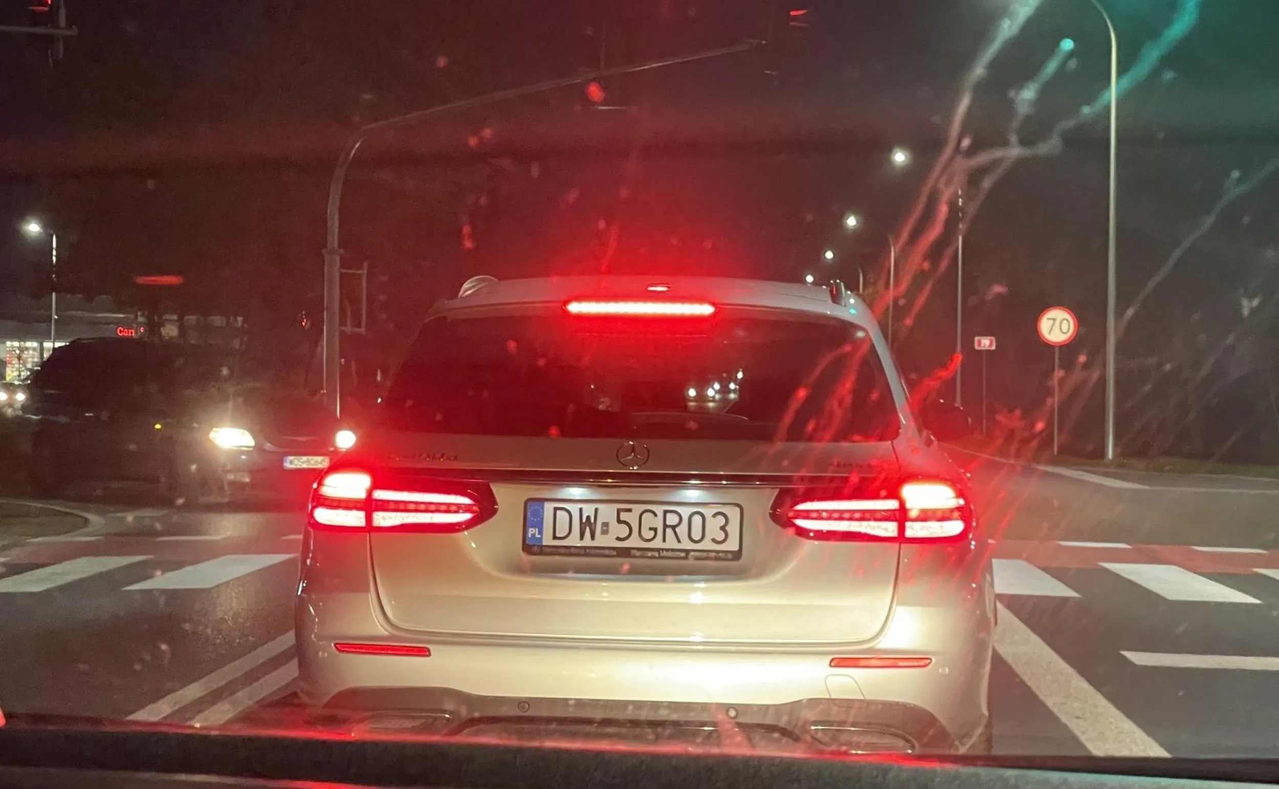 Stary pierdziel z kompleksem wieku średniego. Wyprzedza na przejściu dla pieszych lecąc grubo ponad 100 na ograniczeniu do 70 tylko po to żeby za 1000m skręcić do centrum handlowego. Na zwrócenie uwagi rżnie głupa, że żadnego przejścia nie widział.