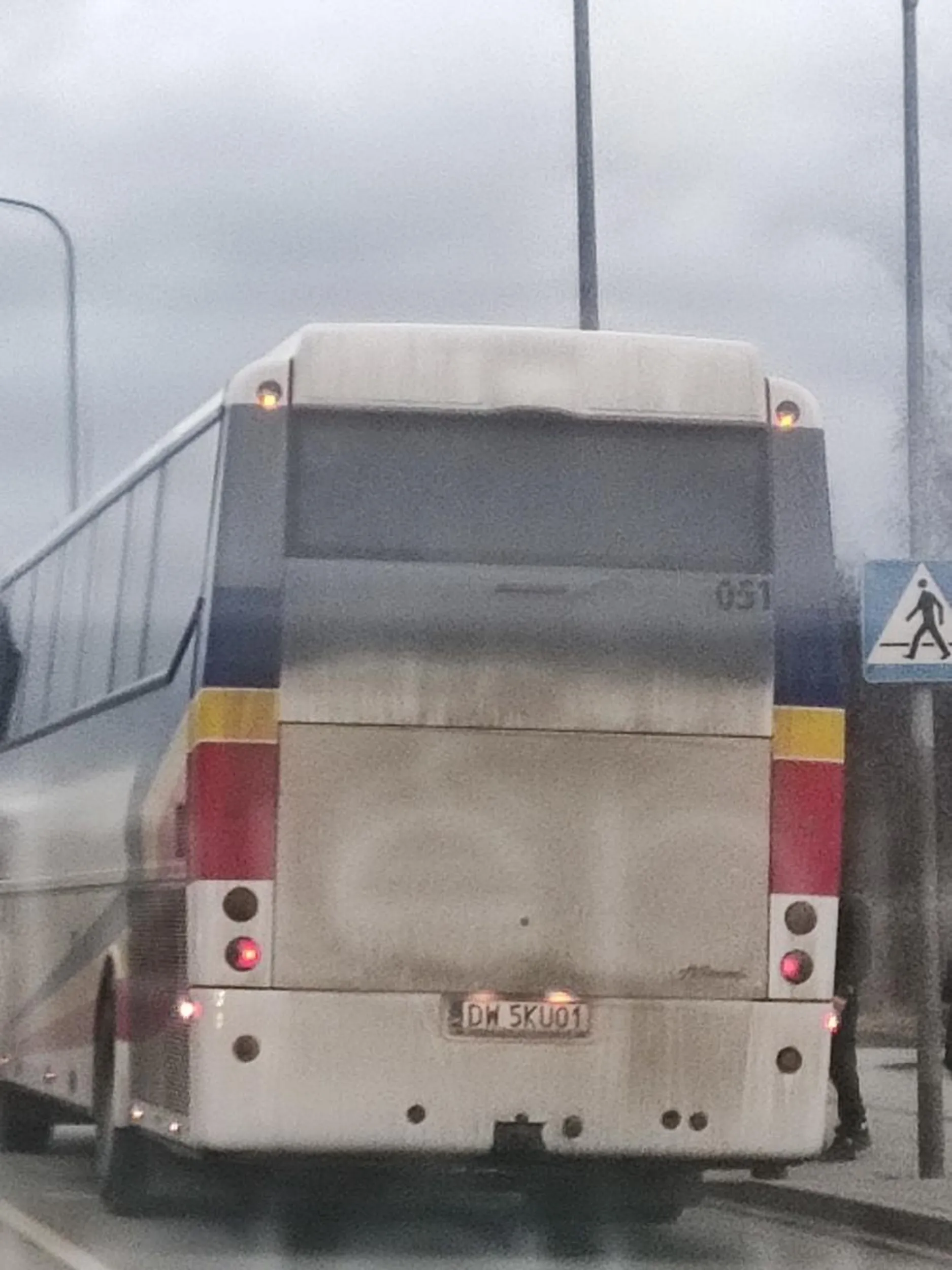 Upośledzony kierowca tego autobusu w Wałbrzychu przekracza prędkość, zmienia pas w niedozwolonym miejscu i nie przepuścił ludzi stojących na przejściu (widać na zdjęciu). Cham i prostak