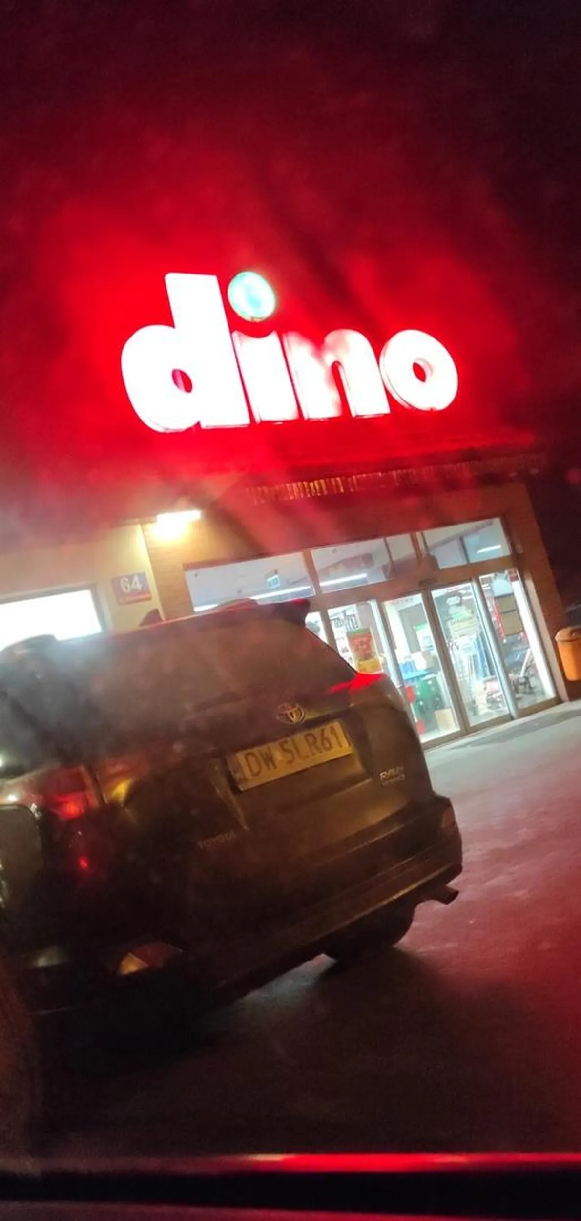 Typ z małym fiutkiem i wielkim ego. Zaparkował centralne naprzeciw wąskiego wjazdu do sklepu i trzeba go wymijać po chodniku przejeżdżając przez krawężnik Nie łaska przejść 5 metrów więcej i nie blokować wyjazdu bo wielki pan się zmęczy.