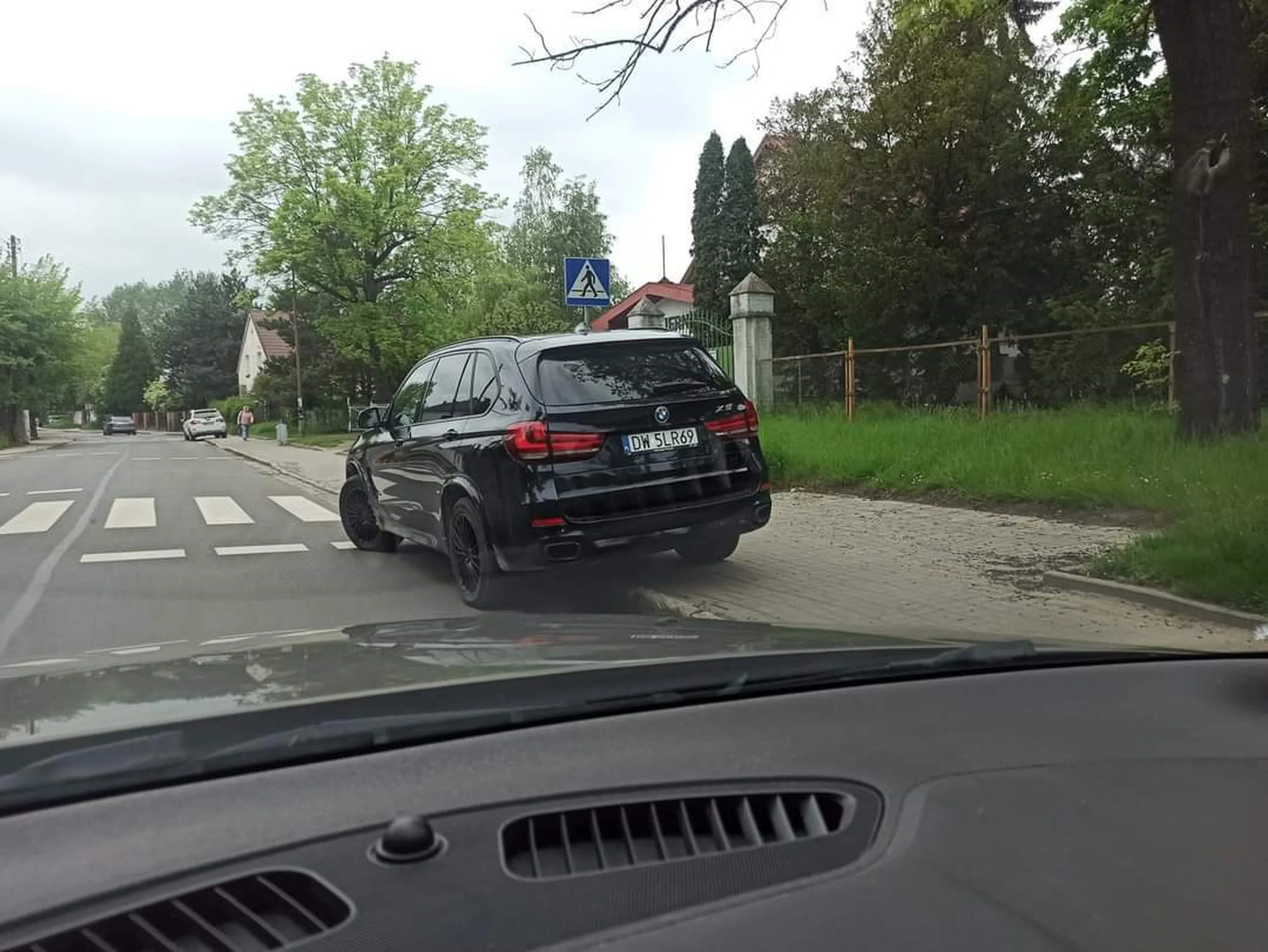 Gratuluję wyboru miejsca do parkowania bezmózgu, oby np twoje dziecko nie wybiegło zza tak zaparkowanego auta pod inne auto... Prawko w czipsach znalezione, on musi