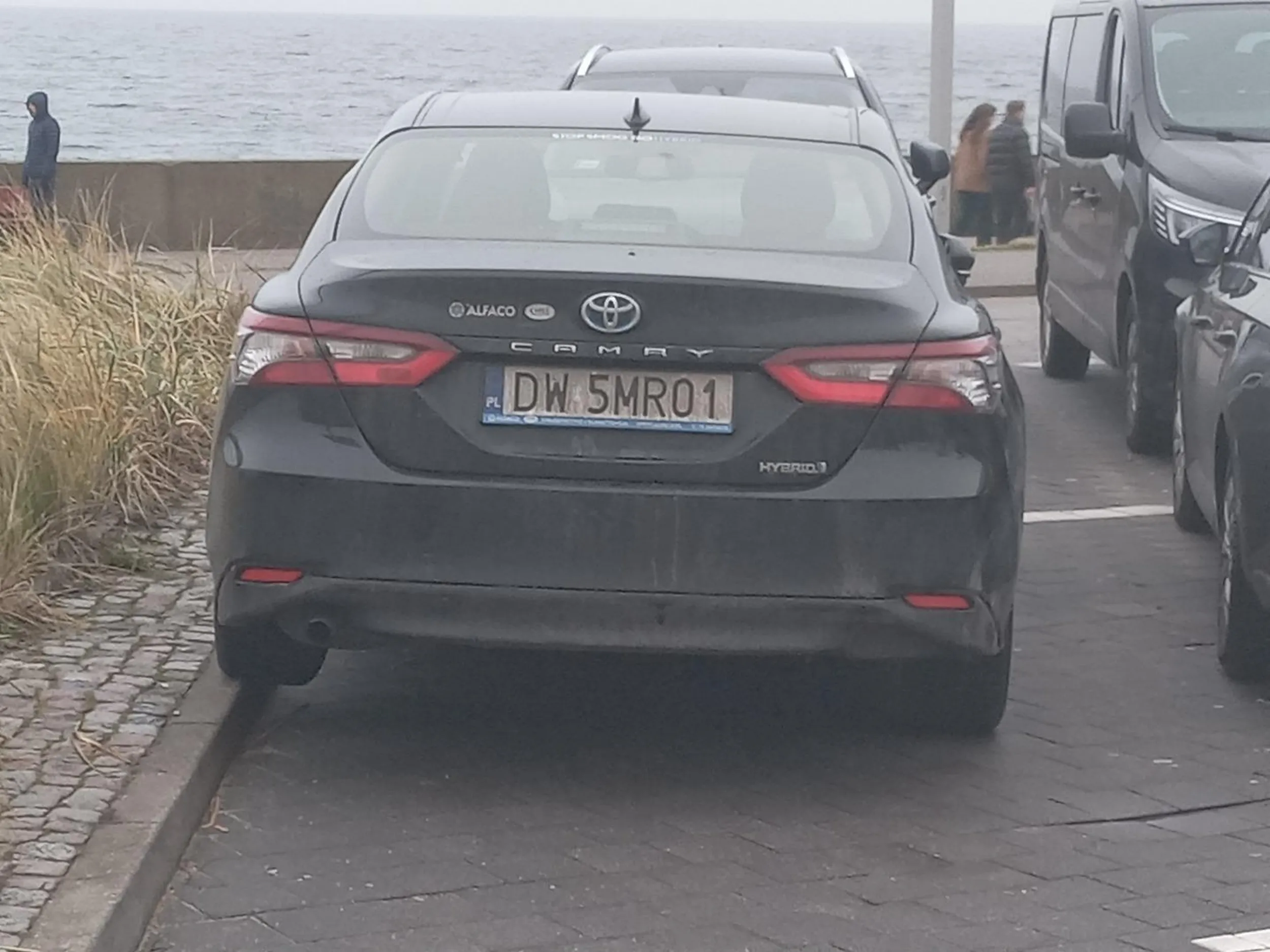 Boli tylko annti patrząc.