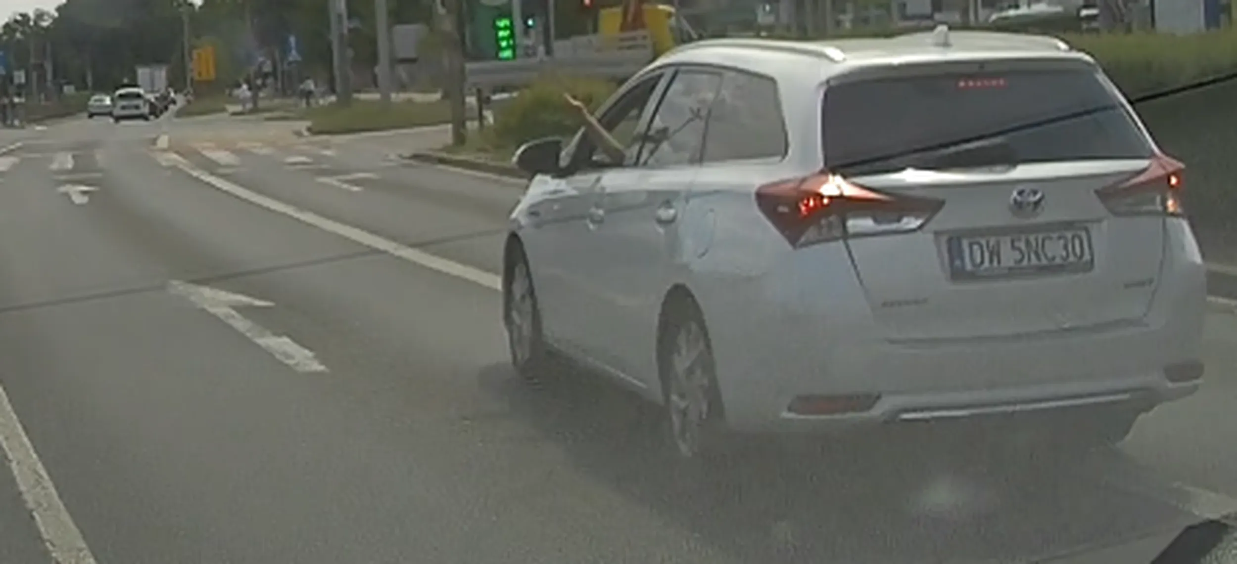 Zgadzam się z przedmówcami. Buc, który wymusza na innych łamanie przepisów (masz zmieniać pasy nawet jak jest linia ciągła), a potem w ramach odwetu za poprawną jazdę pluje na twoje auto i żegna się środkowym palcem. Kiedyś to nazywało się gimbaza ...