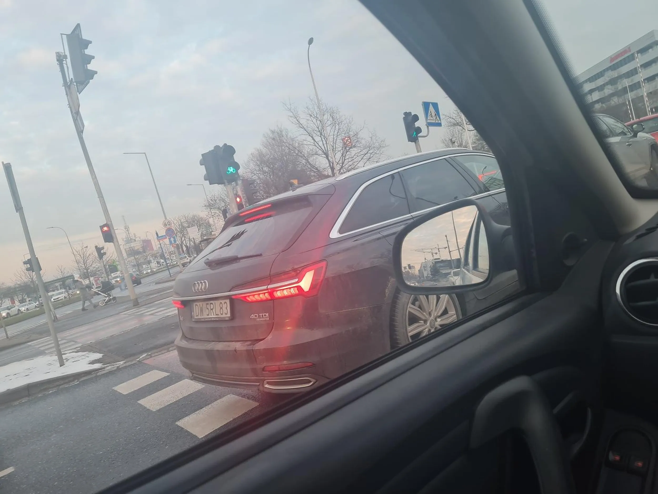 Ja rozumiem, że marka zobowiązuje...ale przejeżdżanie na czerwonym świetle i blokowanie pasa samochodowi jadącemu prawidłowo jest nawet jak na tę markę przeginką. Radzę wrócić na kurs a nie robić głupie miny i zastanawiać się nad swoim sensem.