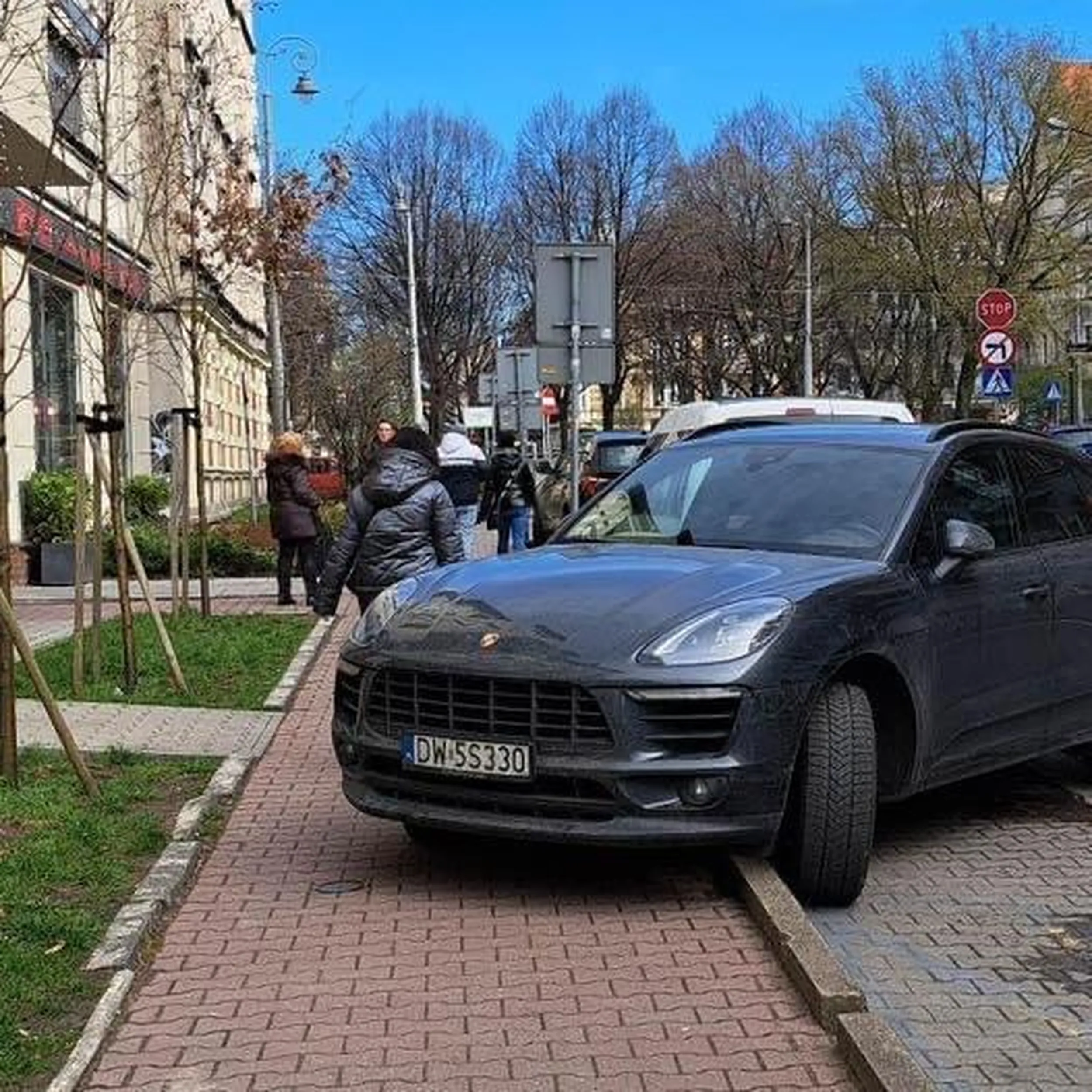 kretyn zastawia chodnik w centrum miasta