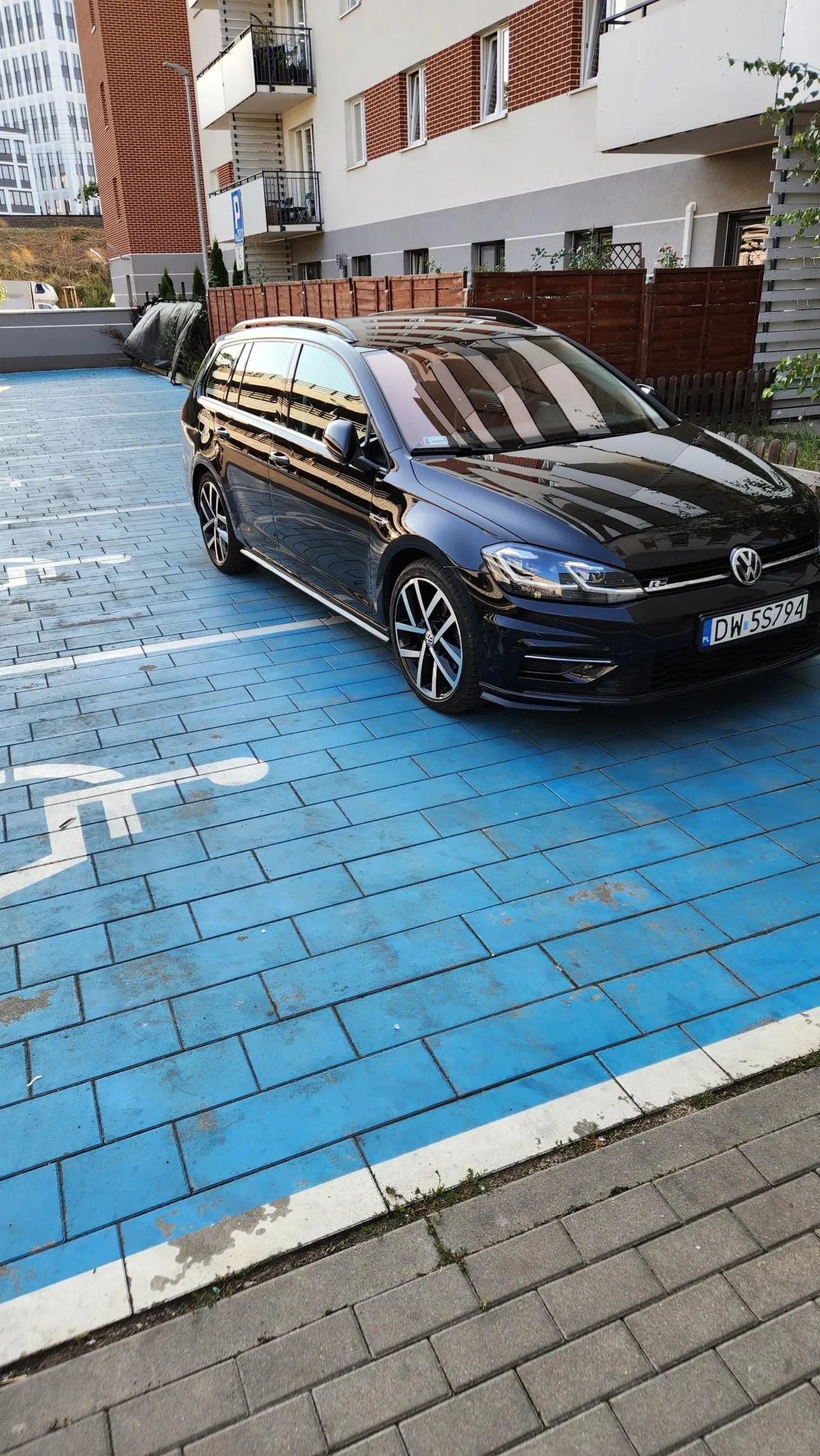 Parkuje pod blokiem nie dość że na miejscach dla niepełnosprawnych to jeszcze jak ostatni k*tas.