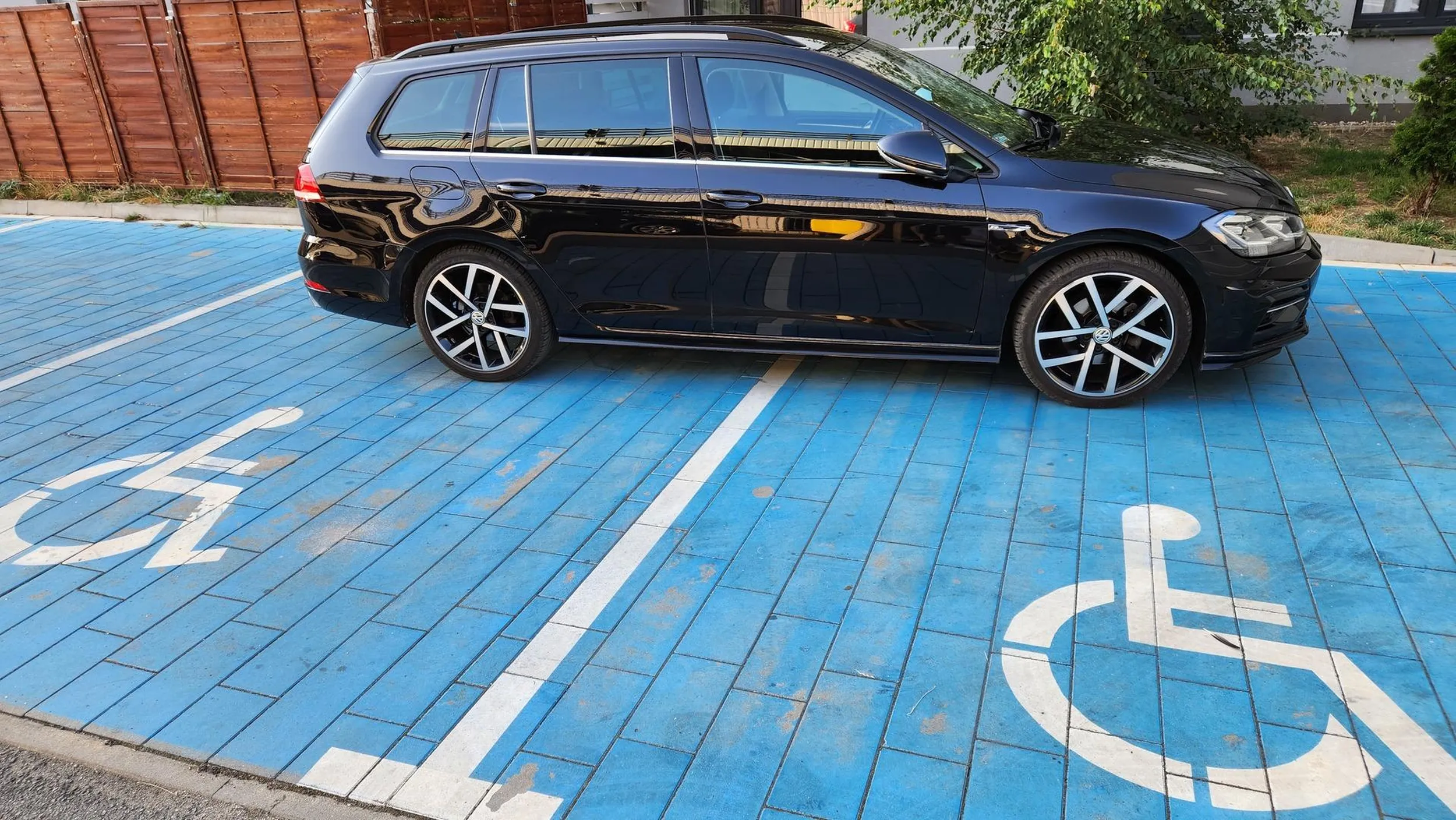 Parkuje pod blokiem nie dość że na miejscach dla niepełnosprawnych to jeszcze jak ostatni k*tas.