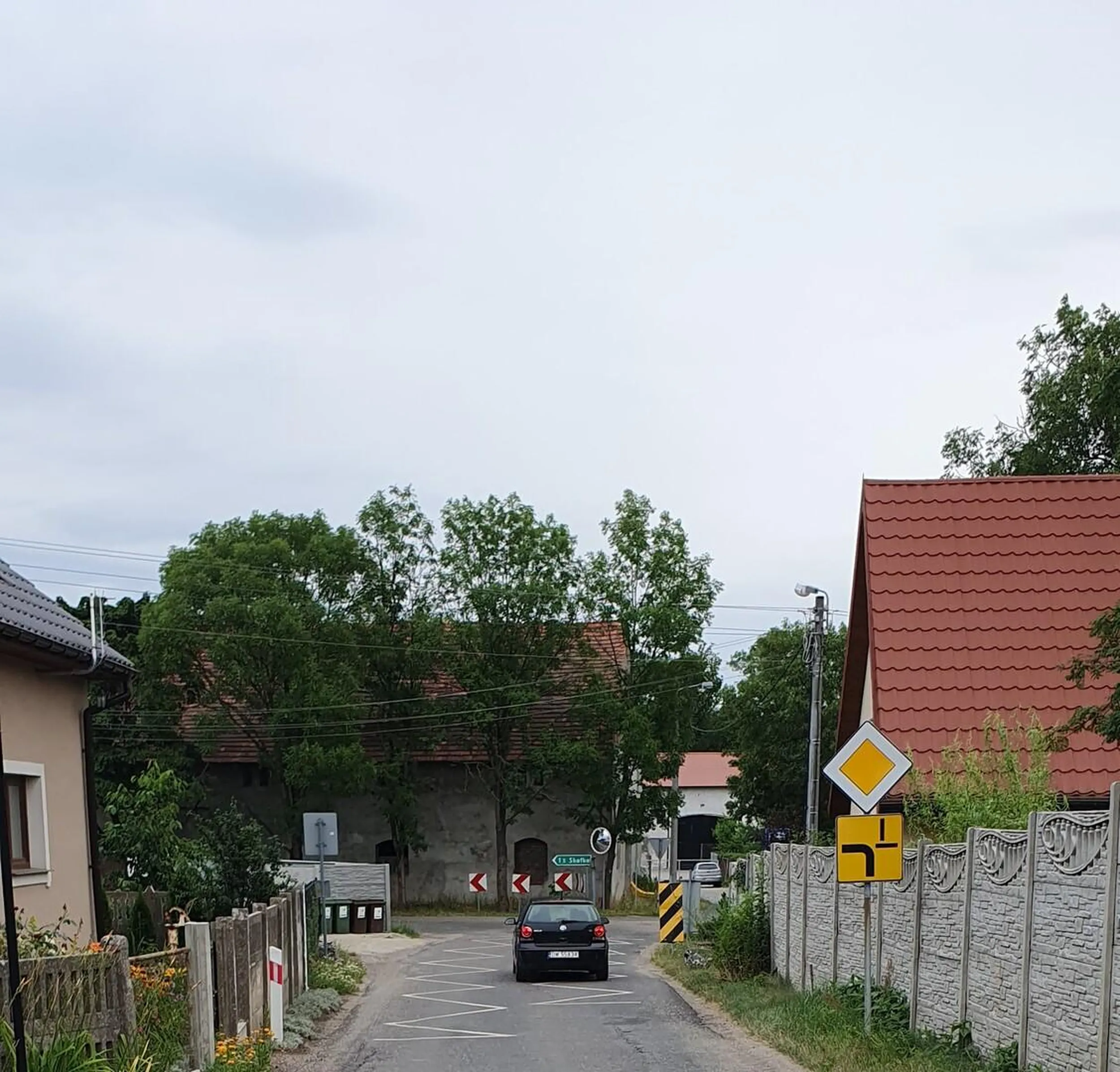 Kretyn wyżywa się na rowerzystach, trąbi, zajeżdża drogę, hamuje, wyzywa. Droga Kąty Wrocławskie - Romnów