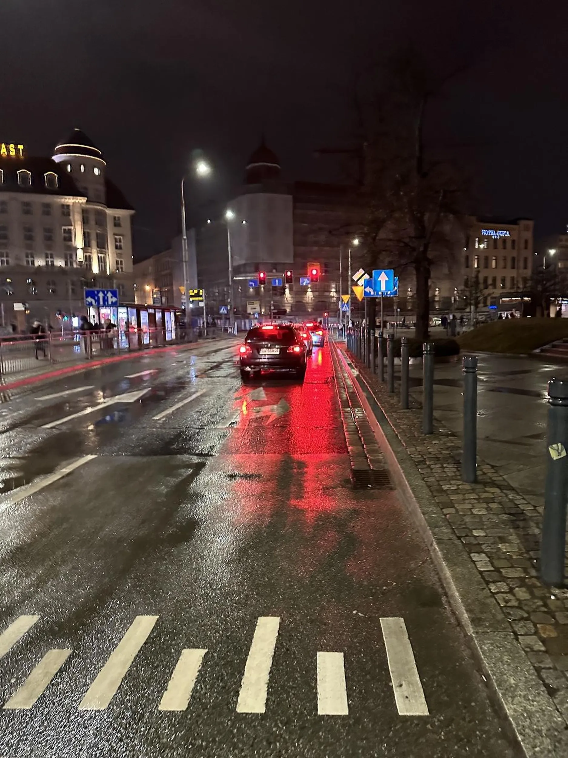Typowy kierowcy bmw nie przepuści pieszego na pasach bo mu się spieszy postać na czerwonym. Mistrz kierownicy do kwadratu
