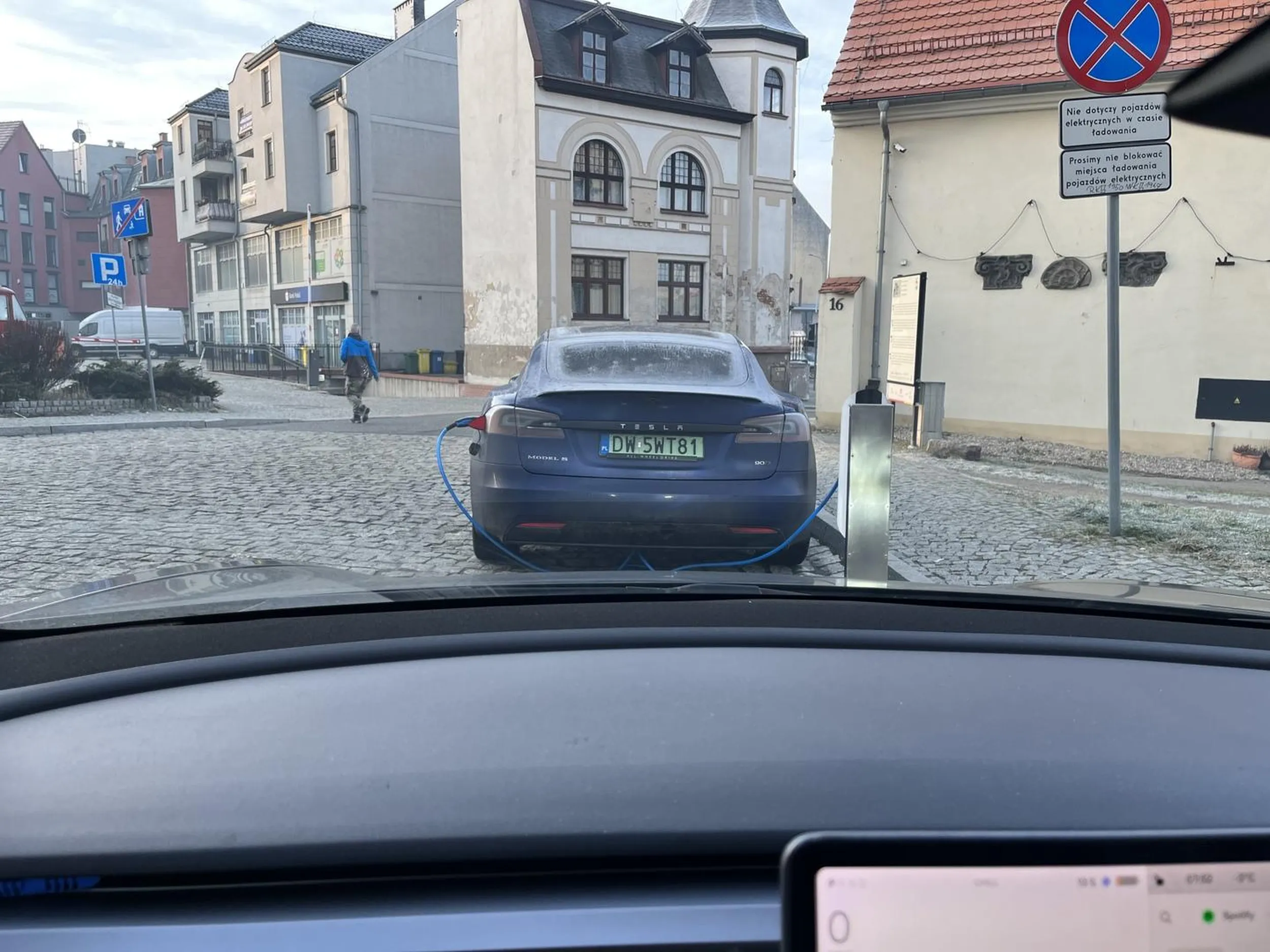 Dziad co całą noc stoi na ładowarce. Ciekaw jestem kiedy wstanie i przestawi to auto. Jak można być takim kurwiszonem dla innych.