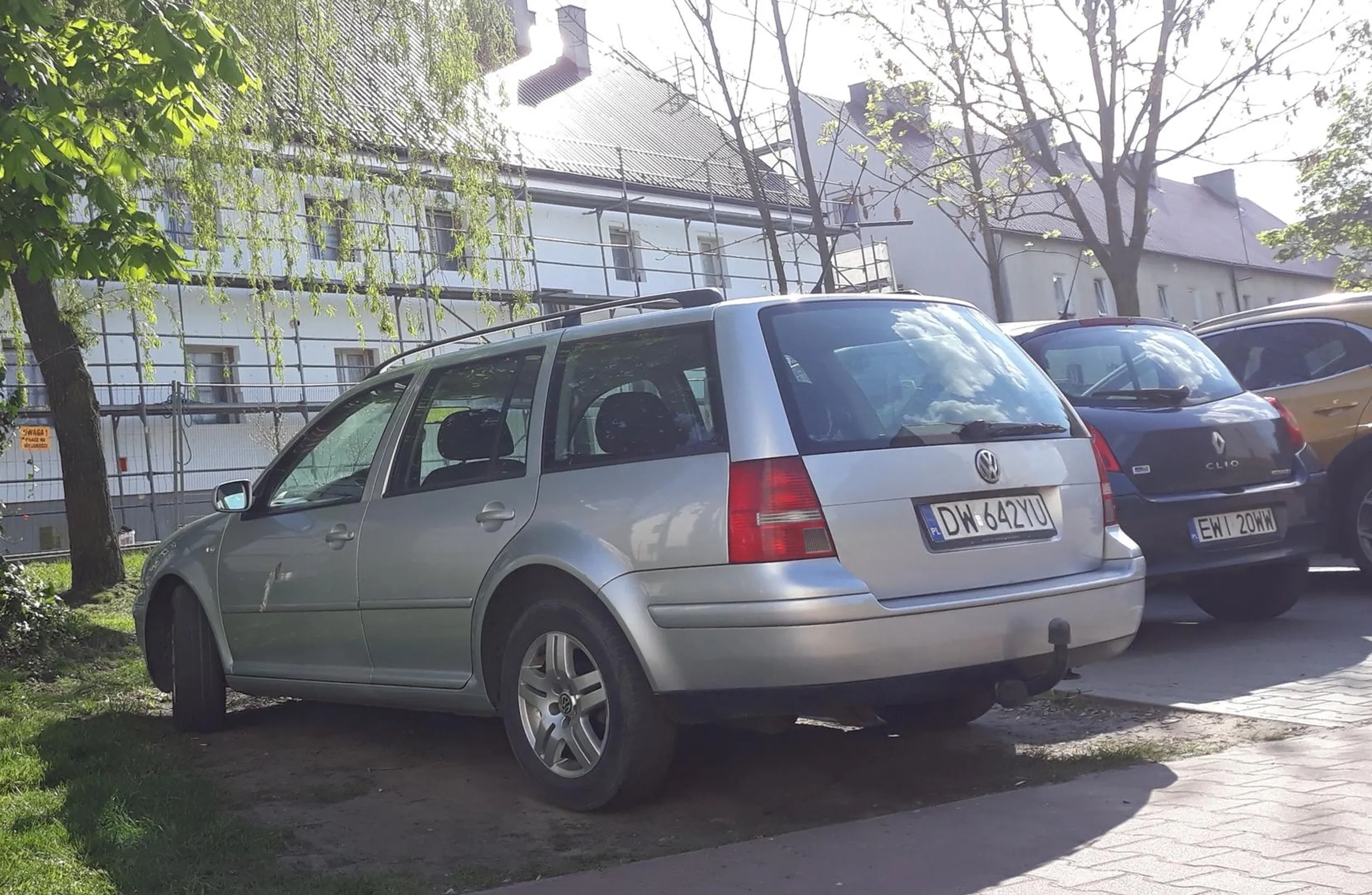 Parkowanie na drodze pożarowej, na zakazie postoju, na trawniku.