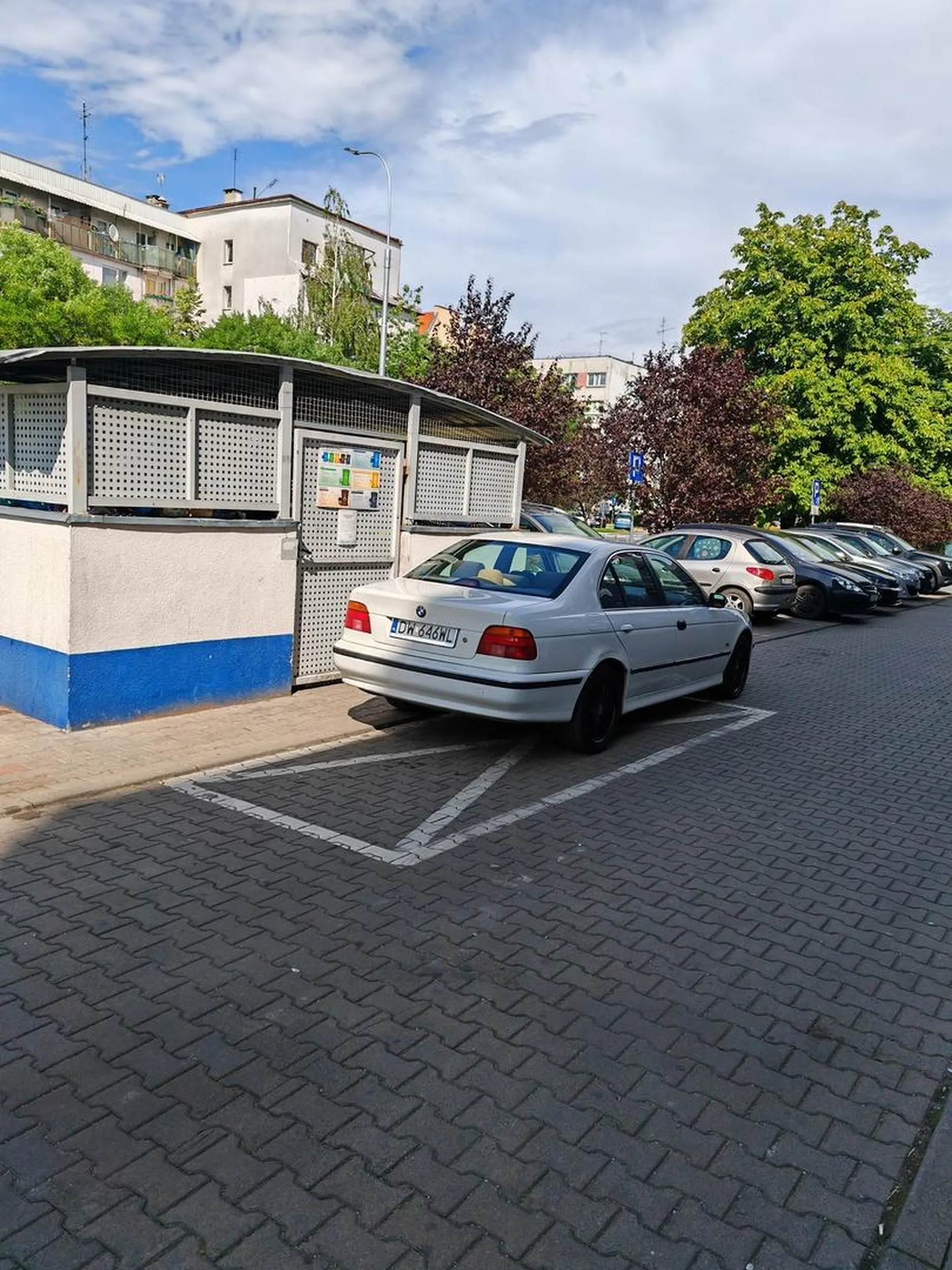 Gość zaparkował na zakazu pod śmietnikiem, jeszcze miał pretensje i chciał się bić za zrobienie tego zdjęcia