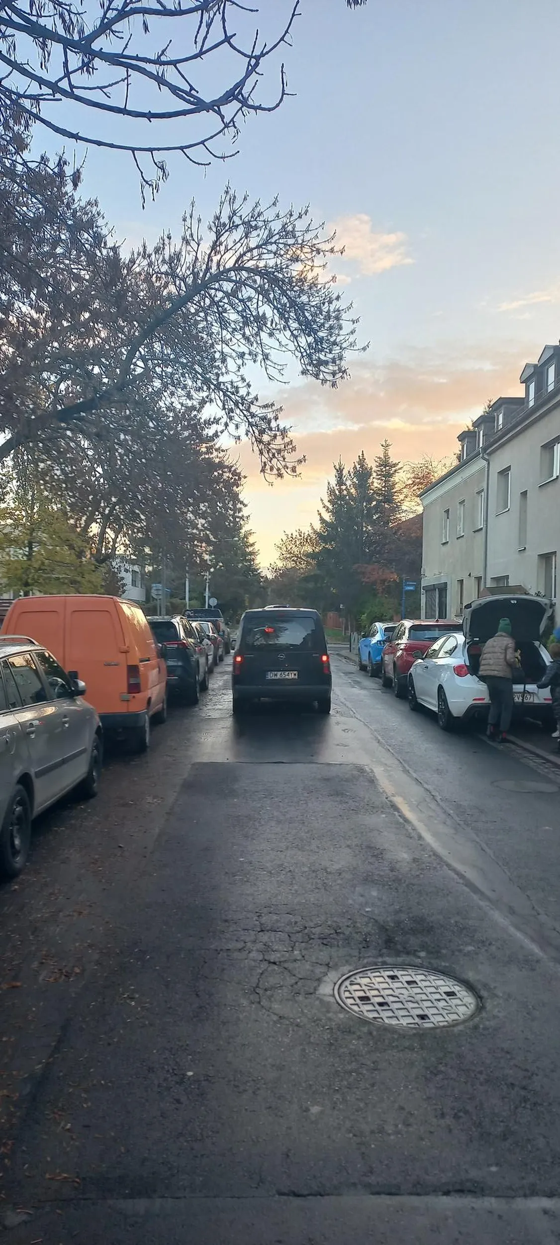 Potracil by pieszego na pasach przed szkola. Pasy sa szczegolnie oznakowane na vzerwono plus znak agatka. Wszystko jest dodatkowo nagrane na kamerze przed zabka. Specjalnie jeszcze dodal gazu a bylem juz na pasach,skad w ludziach tyle agresji,przeciez mogl potracic dziecko na pasach idace rano do szkoly. Czy policja moze ukarac takiego kierowce na podstawie mojego zgloszenia?