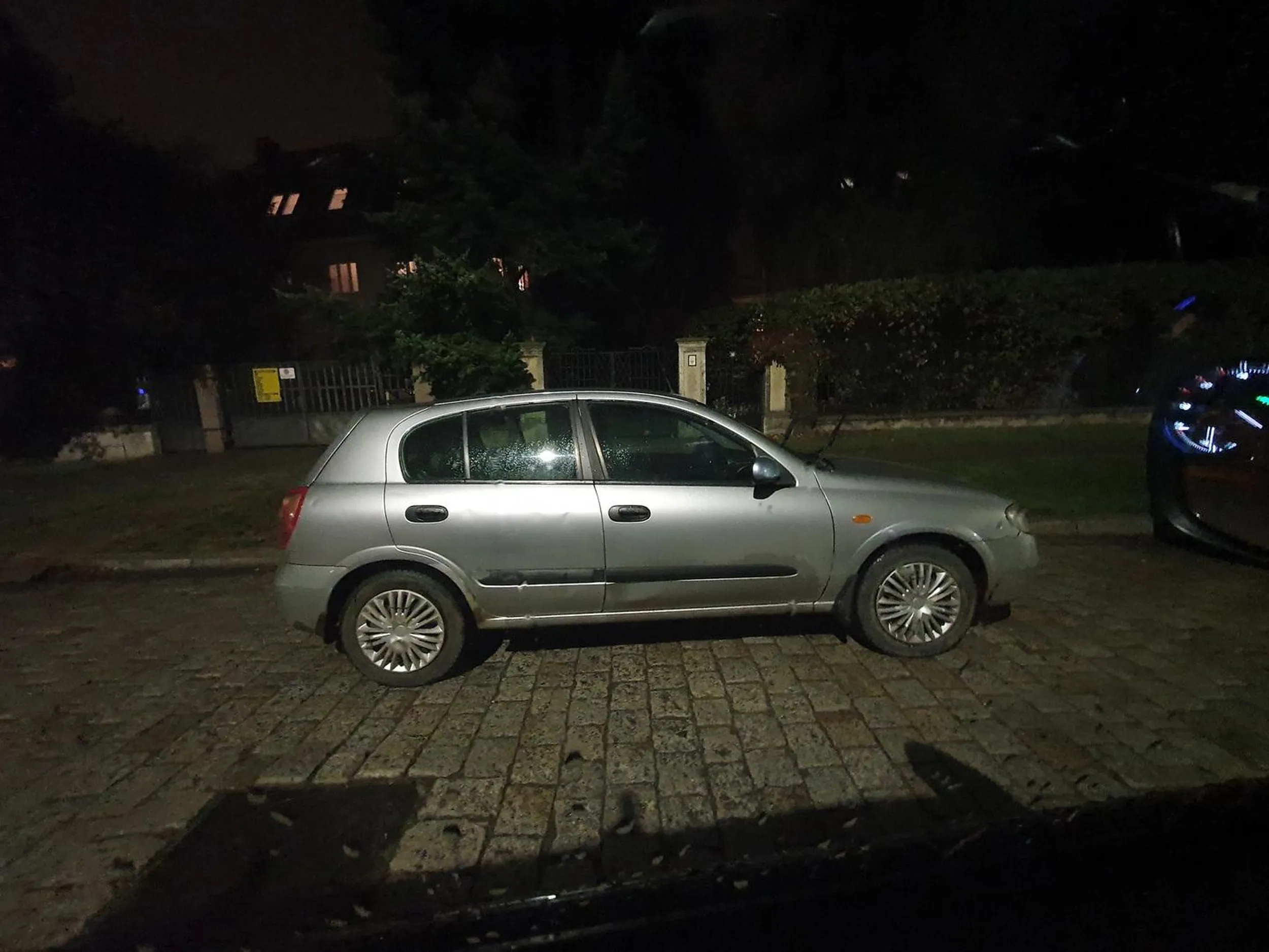 Ktoś całkiem oderwany od rzeczywistości. Zostawia auto na środku wjazdu i znika na 3 godziny. Nie wiem co trzeba mieć w głowie.