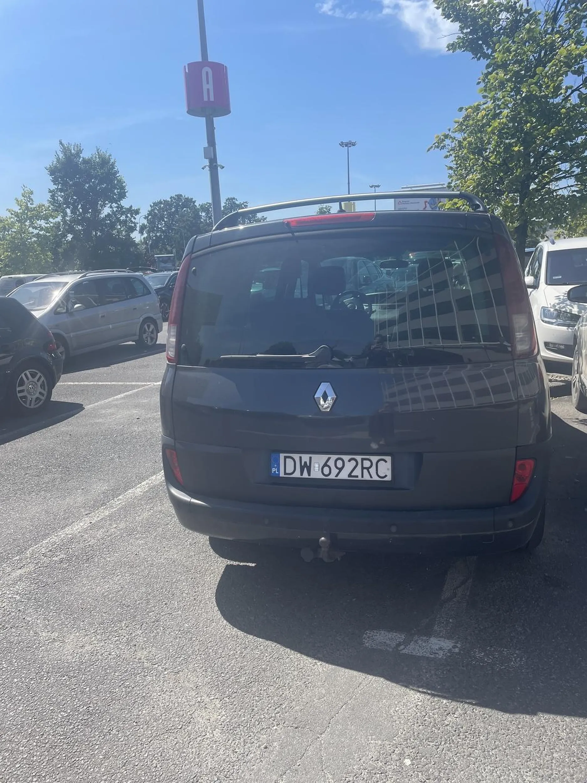 Naucz się parkować, bo coś ewidentnie nie poszło. Jak się do kogoś przyklejasz to chociaż pomyśl, czy nie blokujesz mu wejścia do drzwi.