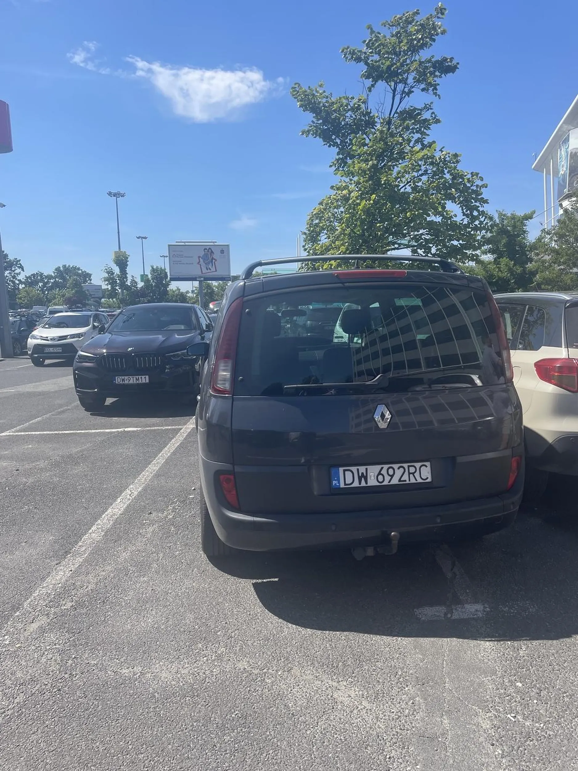 Naucz się parkować, bo coś ewidentnie nie poszło. Jak się do kogoś przyklejasz to chociaż pomyśl, czy nie blokujesz mu wejścia do drzwi.