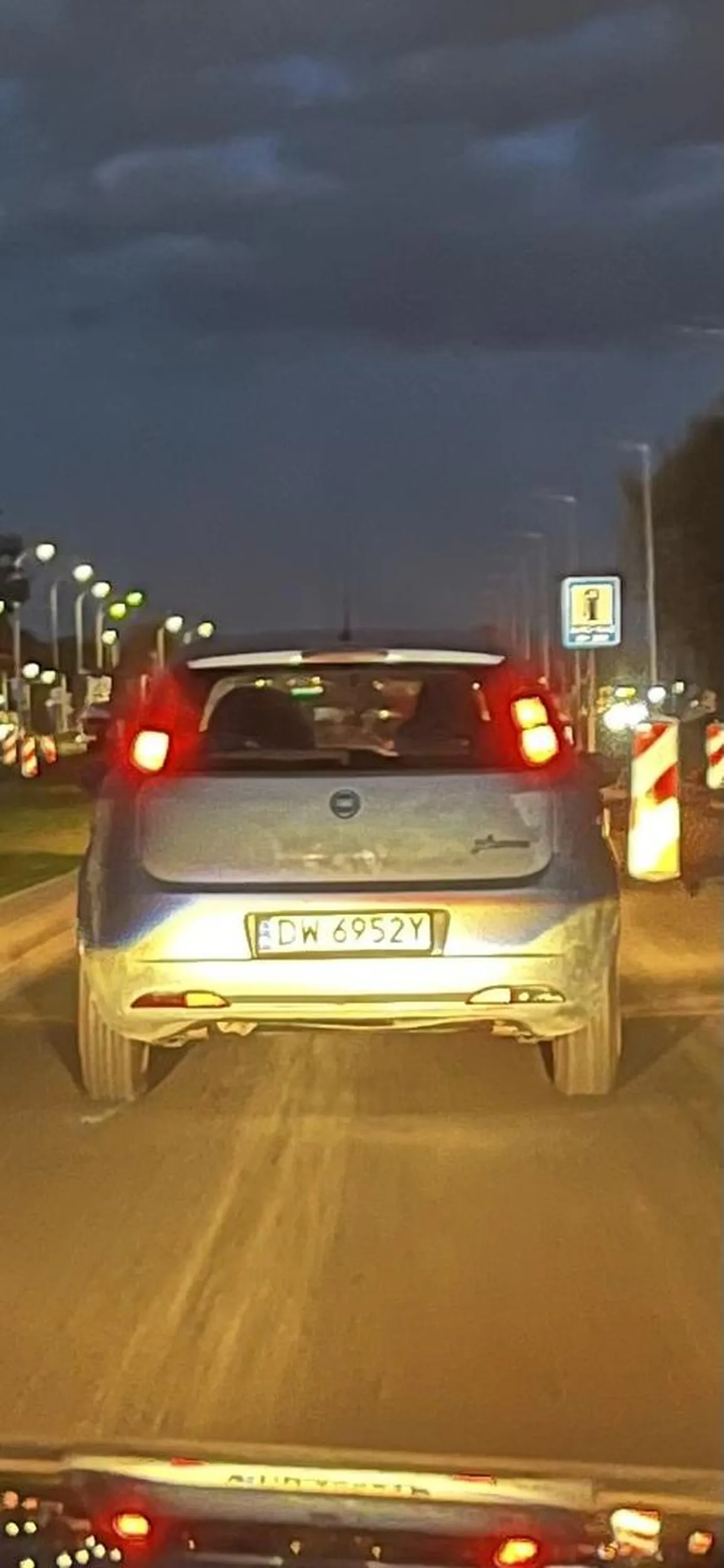 Pani kierująca pojazdem powinna ponownie udać się na kurs i opanować obecnie obowiązujące przepisy. Jazda na suwak to dla niej kosmos.