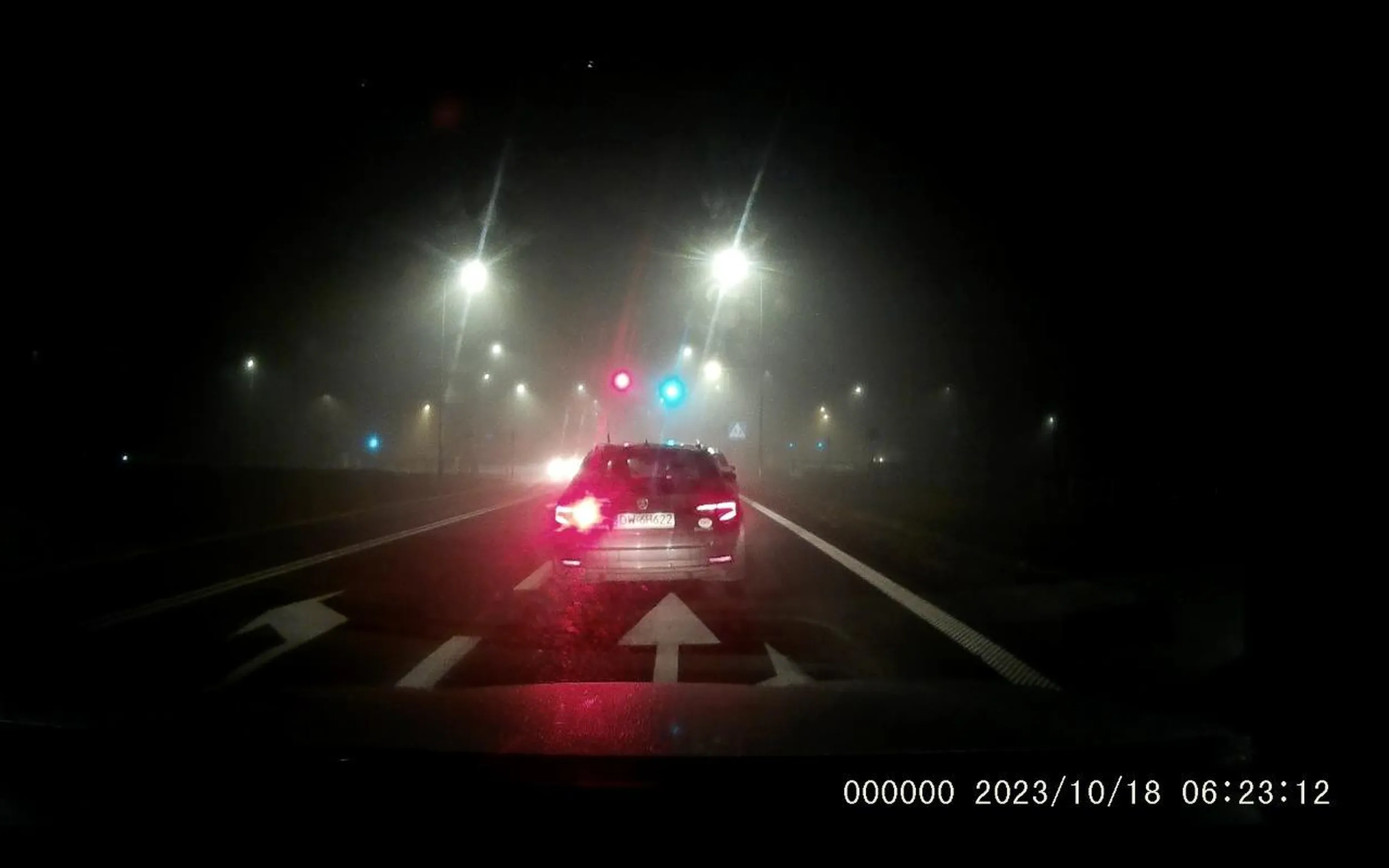 Koleś to egoista który w dupie ma innych uczestników ruchu. - Kolego Twoje światło przeciwmgłowe naprawde przeszkadza, a nawet jest niebezpieczne, razi i utrudnia jazdę nawet podczas jazdy ponad 100m za Tobą. Jeśli widoczność jest na 200 metrów, a często była nawet na 500m to nie jeździsz na światełku przeciwmgłowym zwłaszcza gdy jedziesz z innymi w kolumnie aut. Nie bądź głąb, skoro ty widzisz na 200-500 metrów to inni ciebie też widzą. Weź pomyśl o innych na drodze. Nie mrugaj nim złośliwie pokazując że masz włączone i co mi zrobisz, tylko jak ktoś ci zwraca uwagę to wyłącz je. Poza tym na dwupasmowej poza zabudowanym nie wyprzedza się prawą stroną.  A to przyhamowanie przed maską i zajeżdżanie drogi - chłopie...