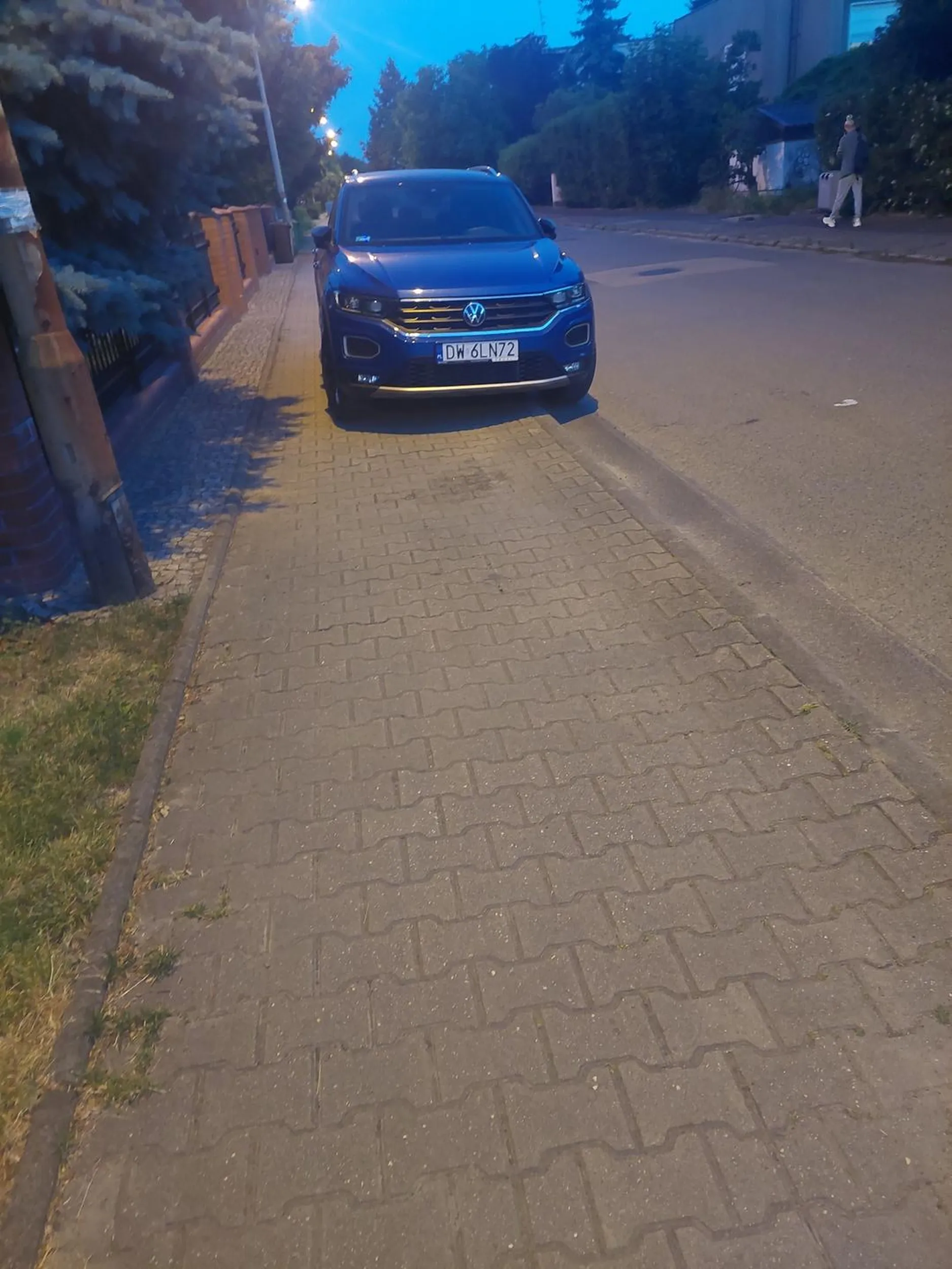 Wypierdalaj z tym gruzem na złom a nie na chodniku parkujesz