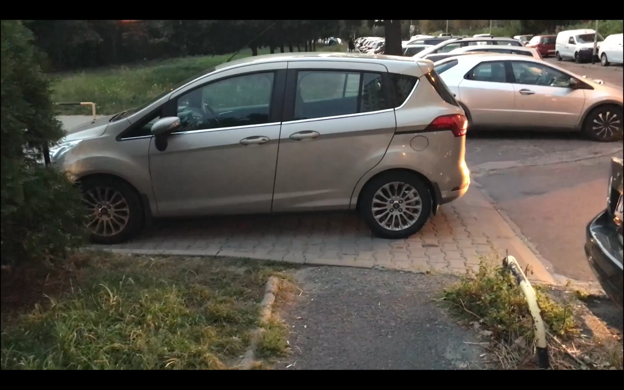 Zablokował przejście przez drogę wewnątrz-osiedlową i dojście do chodnika. Po zwróceniu uwagi, chwalił się, że może to robić bo stać go na zapłacenie mandatu.