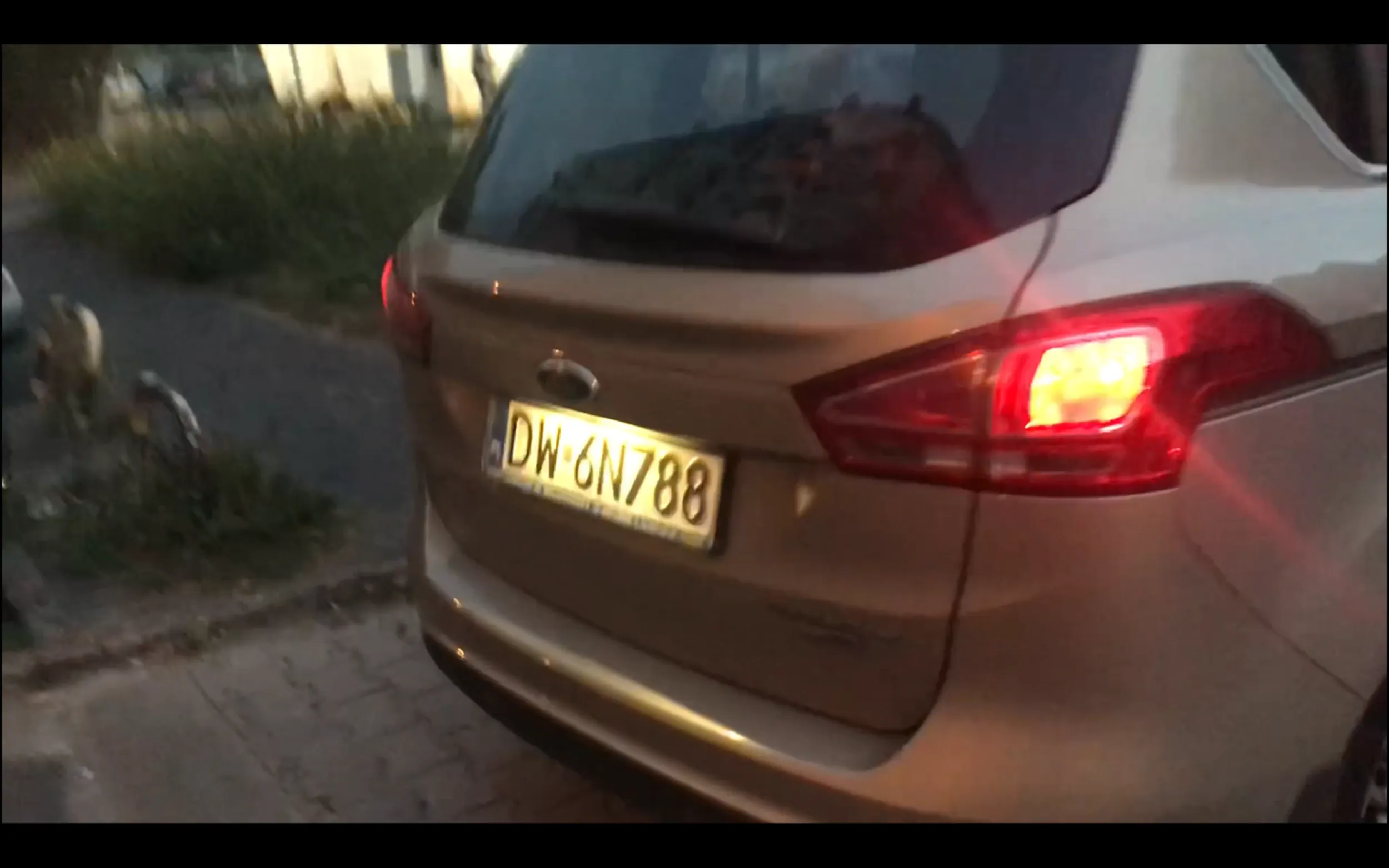 Zablokował przejście przez drogę wewnątrz-osiedlową i dojście do chodnika. Po zwróceniu uwagi, chwalił się, że może to robić bo stać go na zapłacenie mandatu.