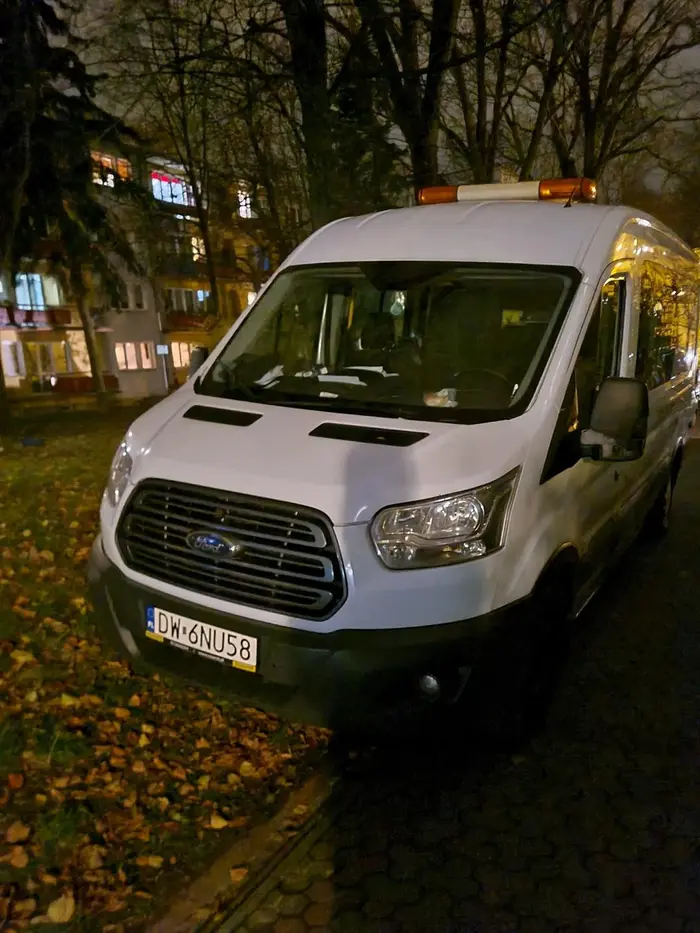 Gość wjechał pod klatkę i staje na trawie