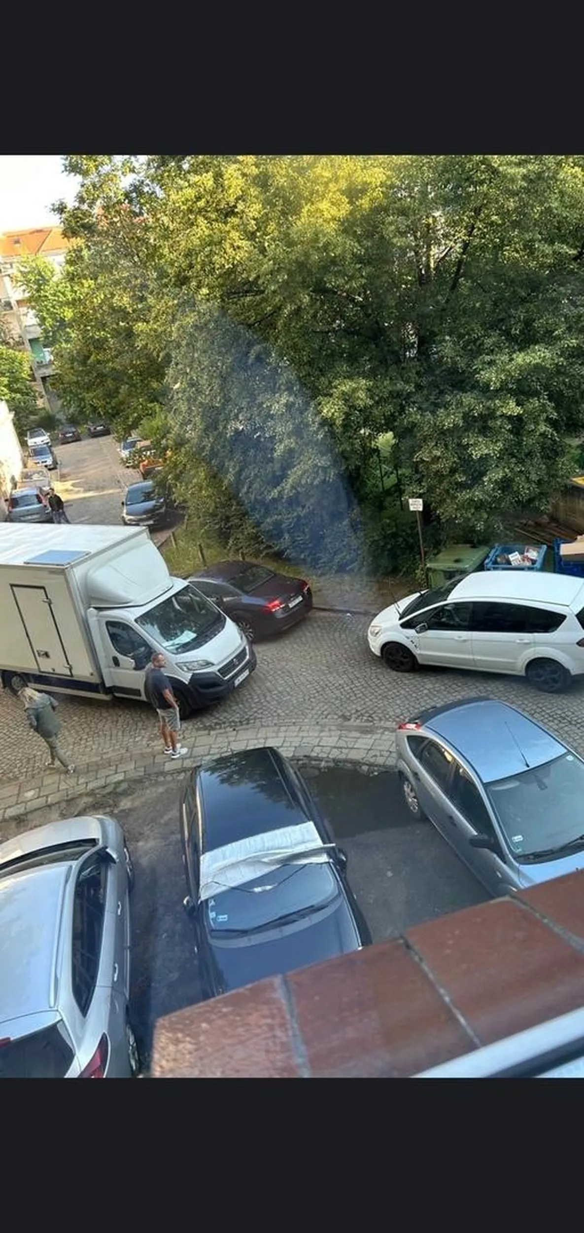 De** nie potrafi parkować. Auto postawione centralnie na środku drogi. Od rana ludzie nie mogli wyjechać z podwórka, smaku śmieciarka nie przyjeżdża po śmieci. Akcja trwa od poniedziałku ponad 2 tygodni