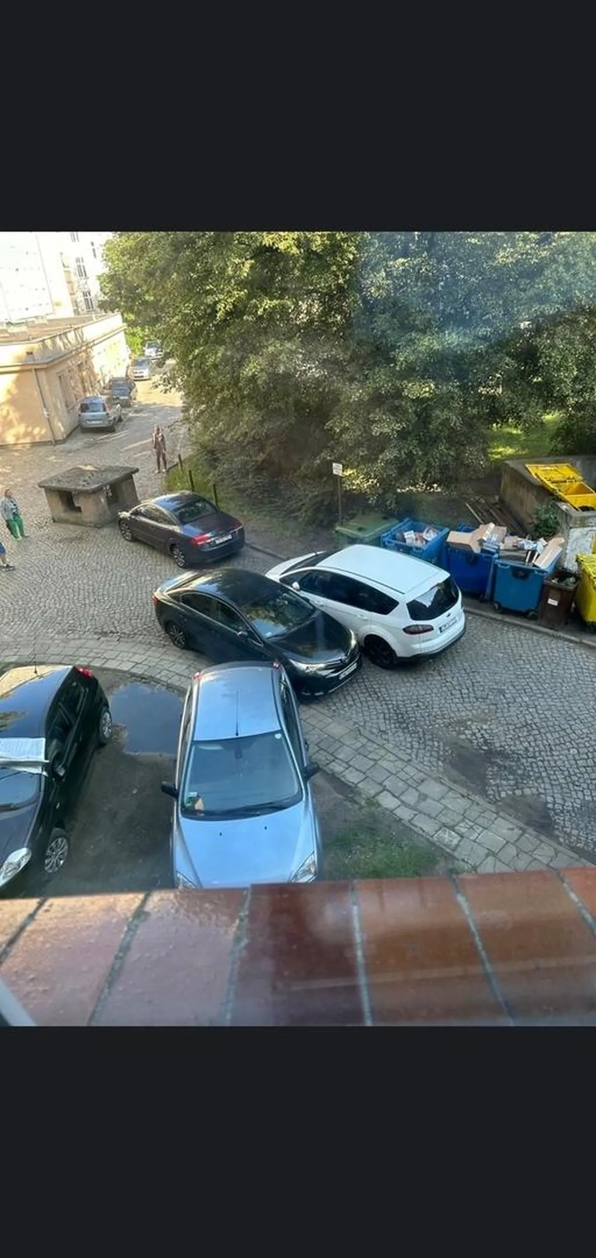 De** nie potrafi parkować. Auto postawione centralnie na środku drogi. Od rana ludzie nie mogli wyjechać z podwórka, smaku śmieciarka nie przyjeżdża po śmieci. Akcja trwa od poniedziałku ponad 2 tygodni