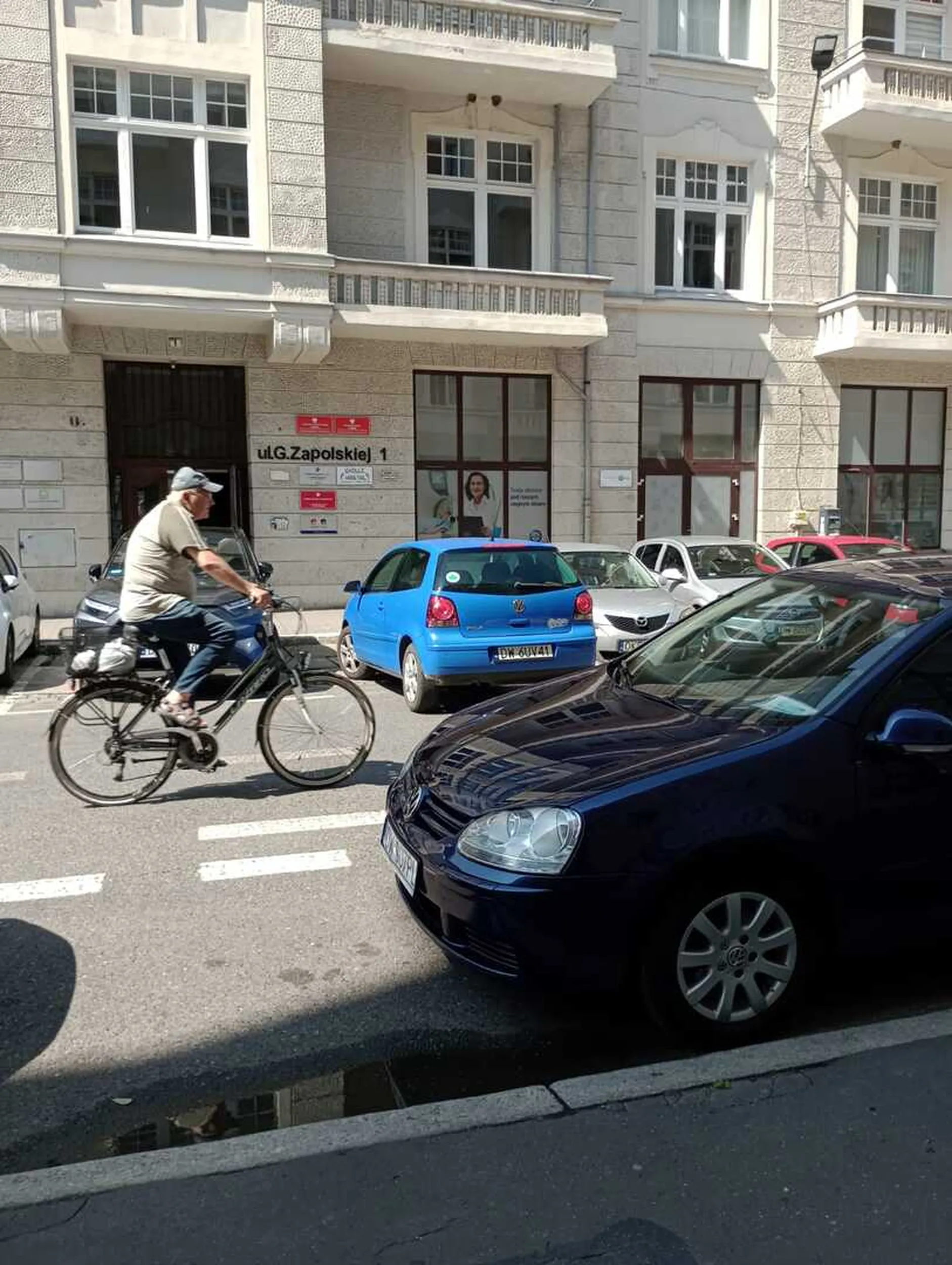 Babsko nie umie wyjechać z parkingu. Przerysowała auto obok. Wyszła obejrzala i uciekła. Zdjęcie zrobione dla poszkodowanego.