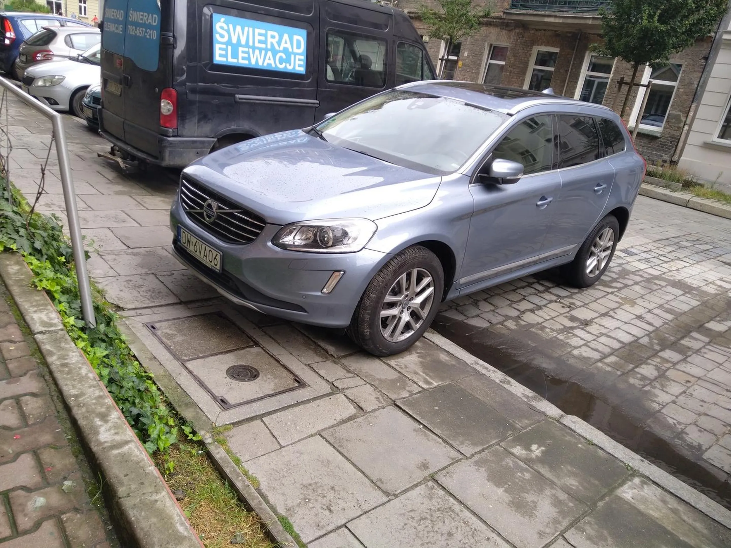 Samolubne parkowanie, co go obchodzą piesi.