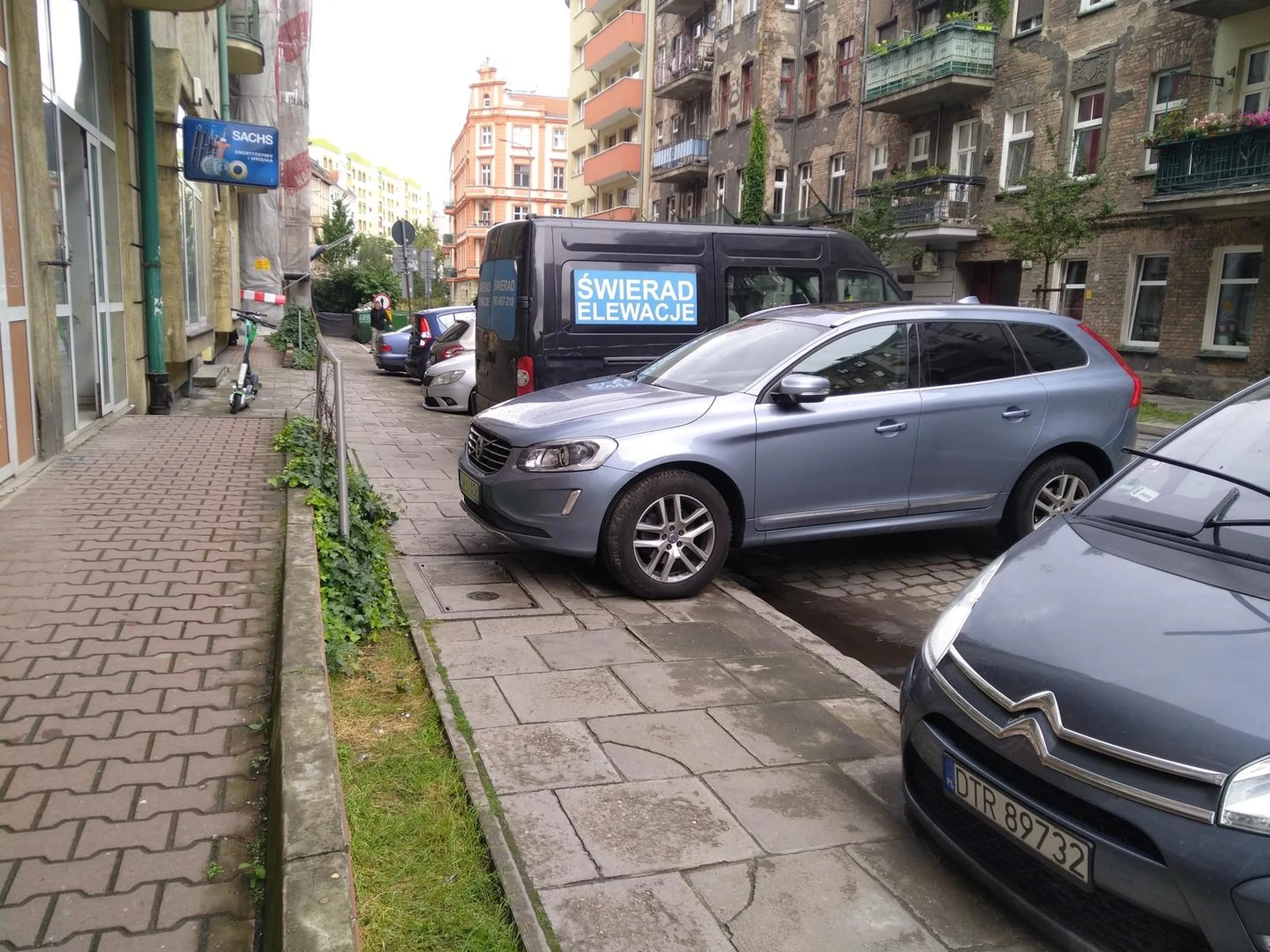 Samolubne parkowanie, co go obchodzą piesi.