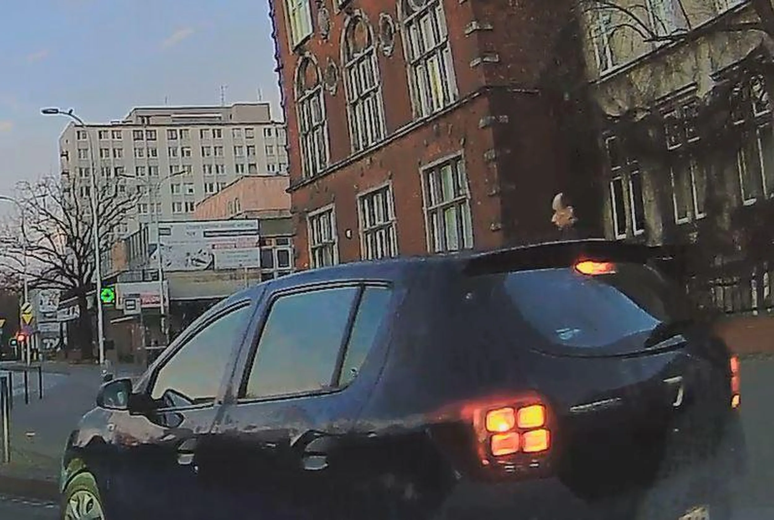 Dziad zrobił sobie ze środka ronda Havla we Wrocławiu pod Sky Tower parking i wysadza pasażerów na pasie ruchu.