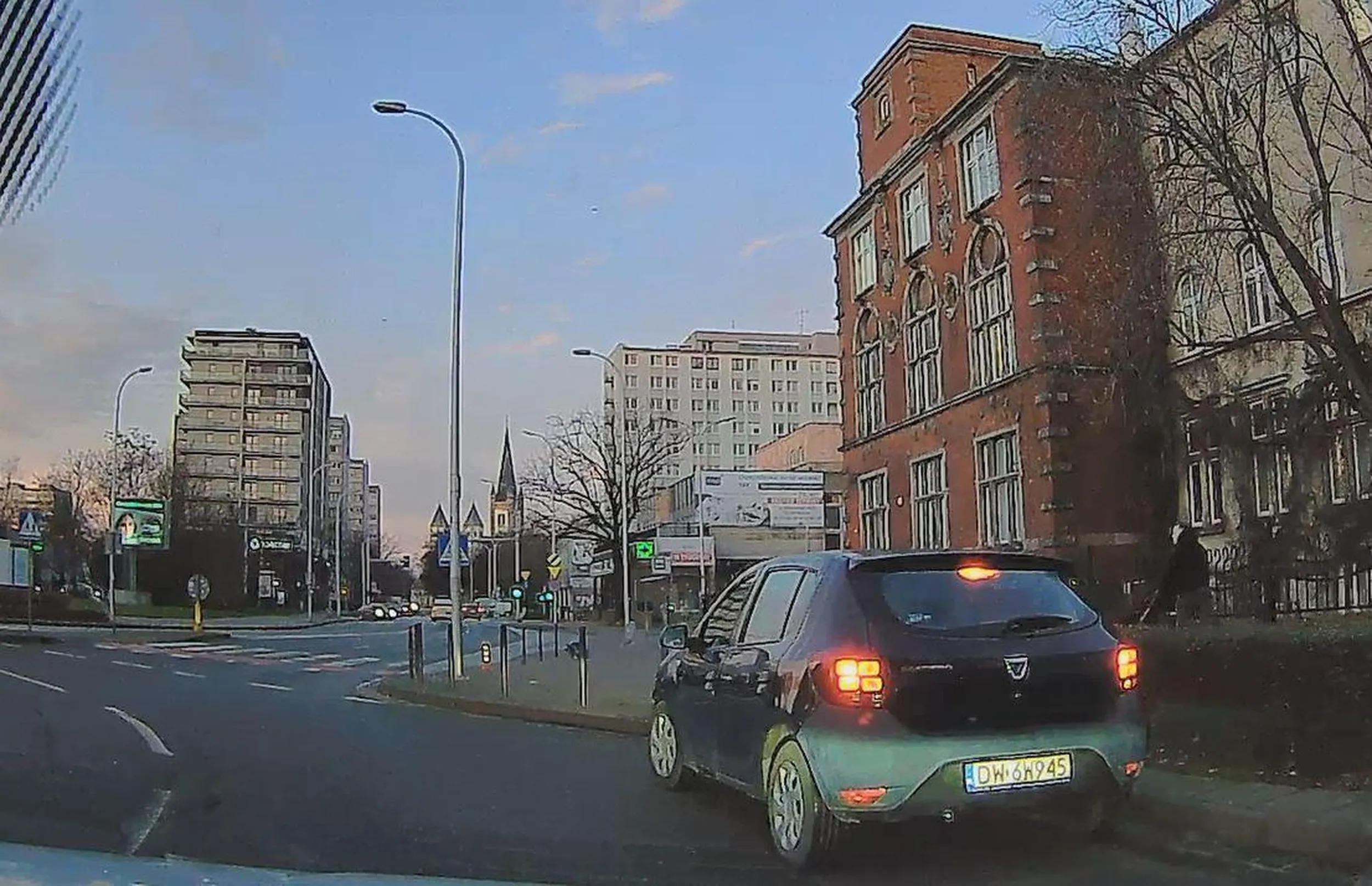 Dziad zrobił sobie ze środka ronda Havla we Wrocławiu pod Sky Tower parking i wysadza pasażerów na pasie ruchu.