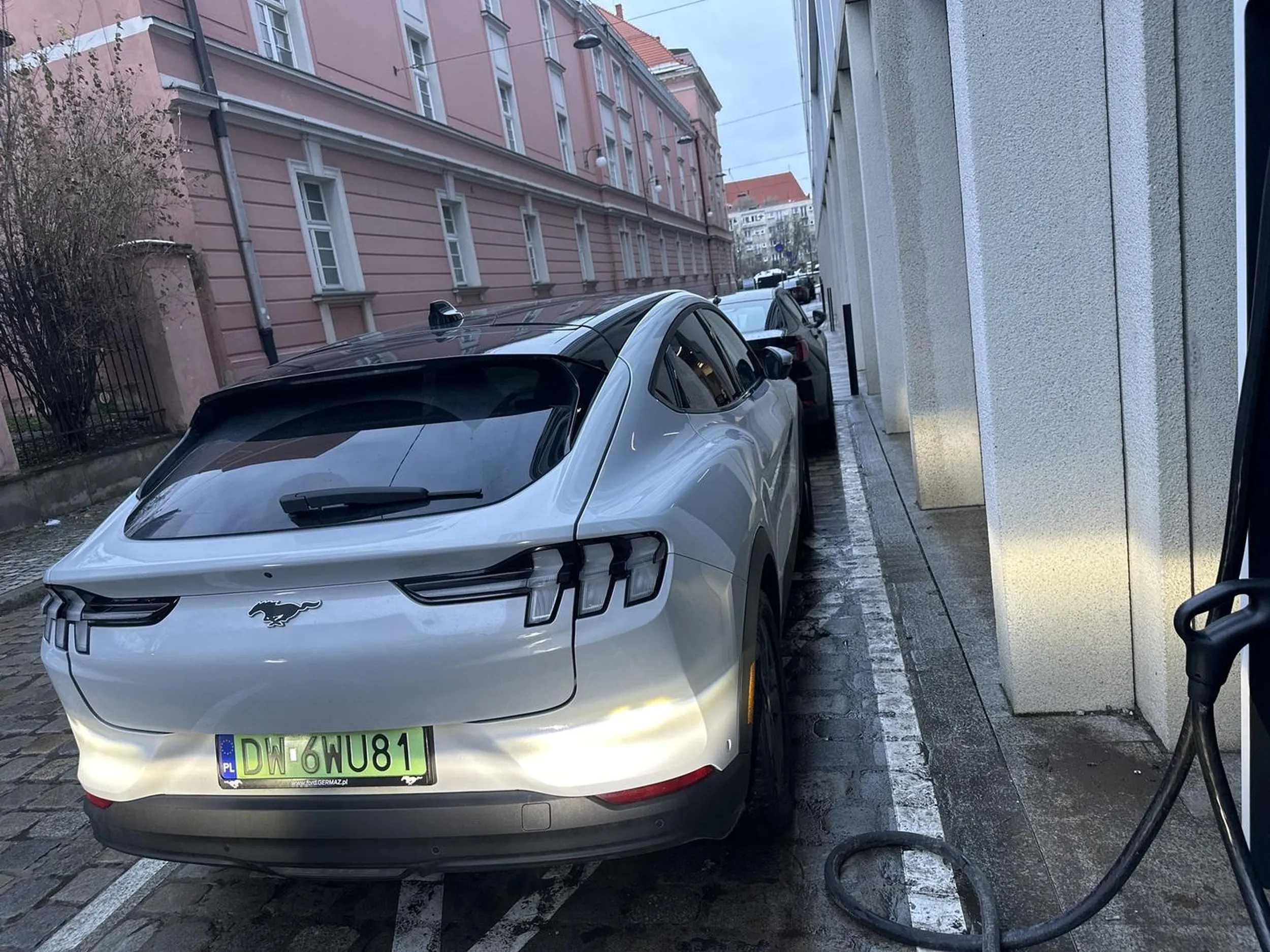 Kupił/a sobie elektryka, żeby mieć chyba tylko gdzie parkować i pochwalić sIę nim. Trzeba być naprawdę snobem aby zająć miejsce i nie pozwalać innym na naładowanie auta….. zresztą nie pierwszy raz widzę to auto w takiej sytuacji. Dwa auta czekają obok aby się podłączyć i móc dalej jechać… Niech żyje snobizm!!!