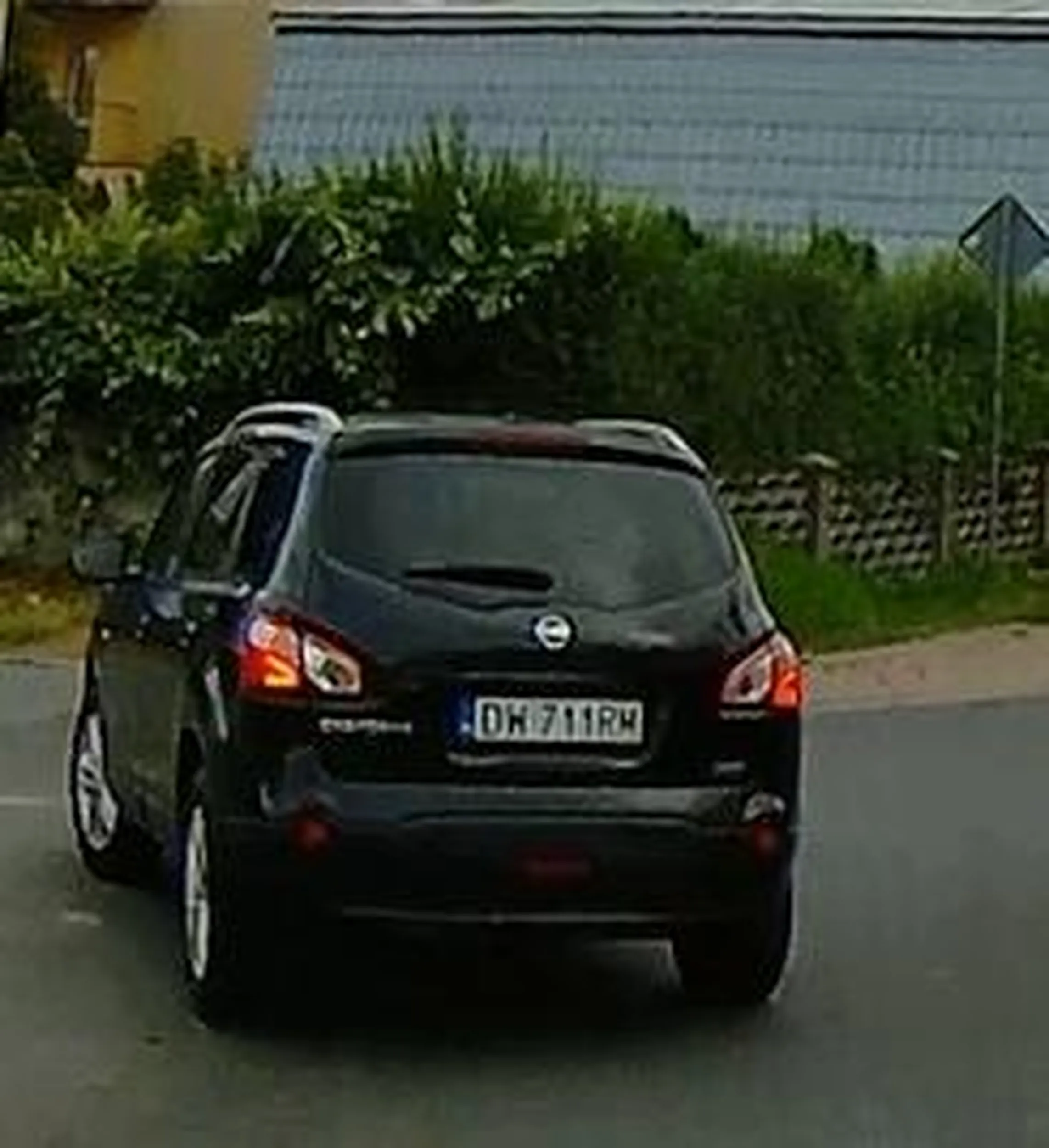 Utrudnia ruch drodze, do tego jedzie bardzo blisko auta które również jedzie powoli (60km/h poza terenem zabudowanym, przy suchej drodze i dobrej widoczności w dzień) uniemożliwiając wyprzedzenie.