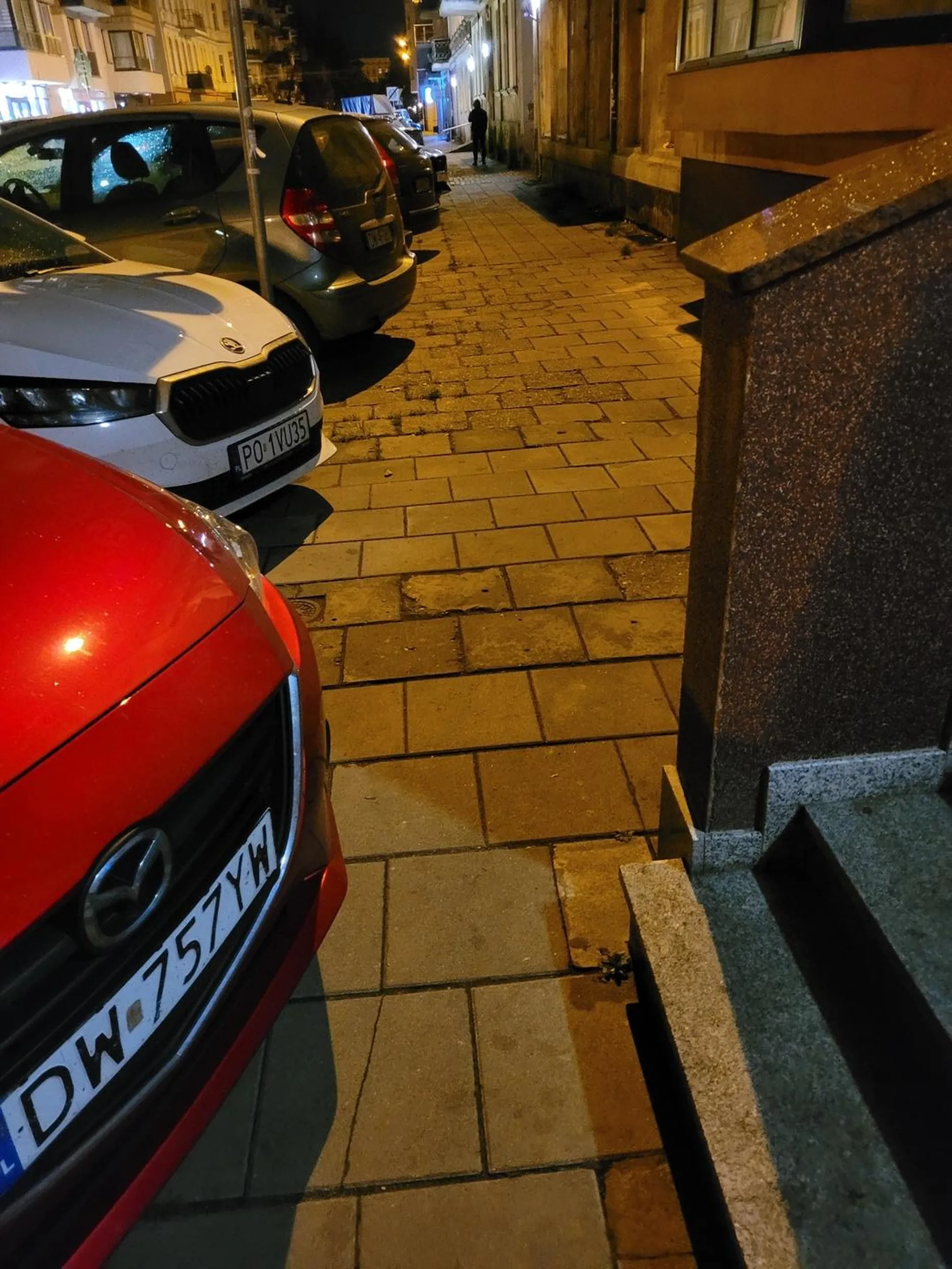 Zaparkował(a) zastawiając wejście do bramy