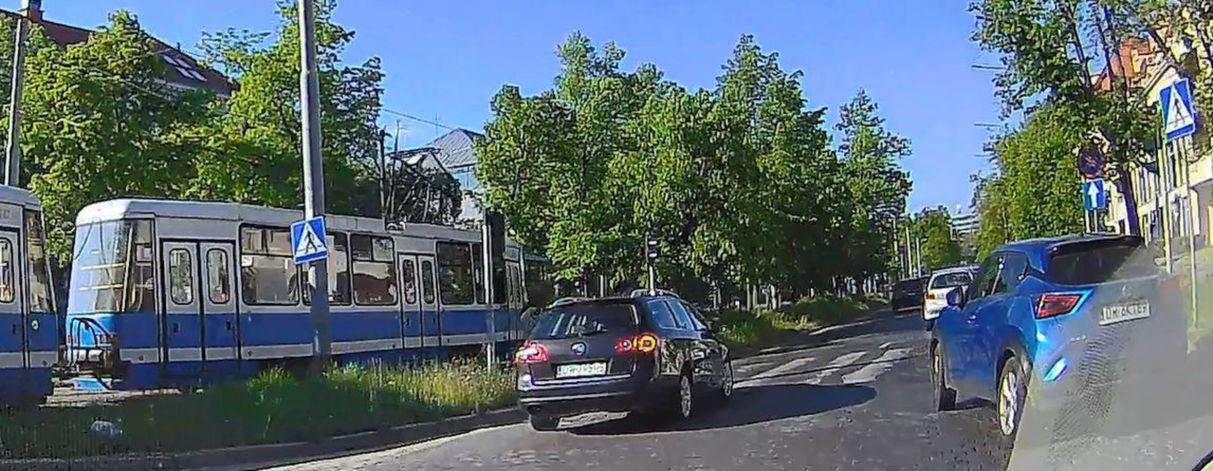 Typ nie odróżnia przejścia kierowanego od niekierowanego i jak dostał zielone na skrzyżowaniu to zaraz za nim zatrzymał się przed przejściem, gdzie pieszy miał czerwone...