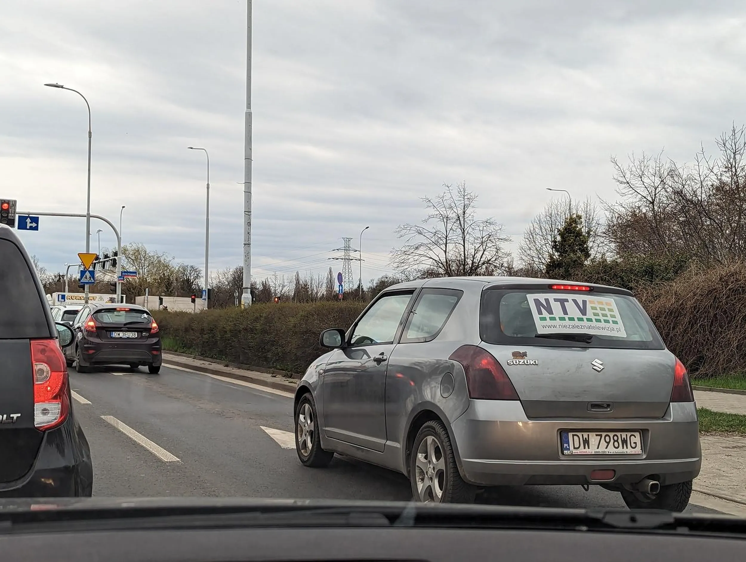Jedzie 20 km/h na ograniczeniu do 50, prawie wjeżdża na lewy pas i ciągle grzebie w telefonie. Lepiej zrezygnuj z kierowania pojazdami