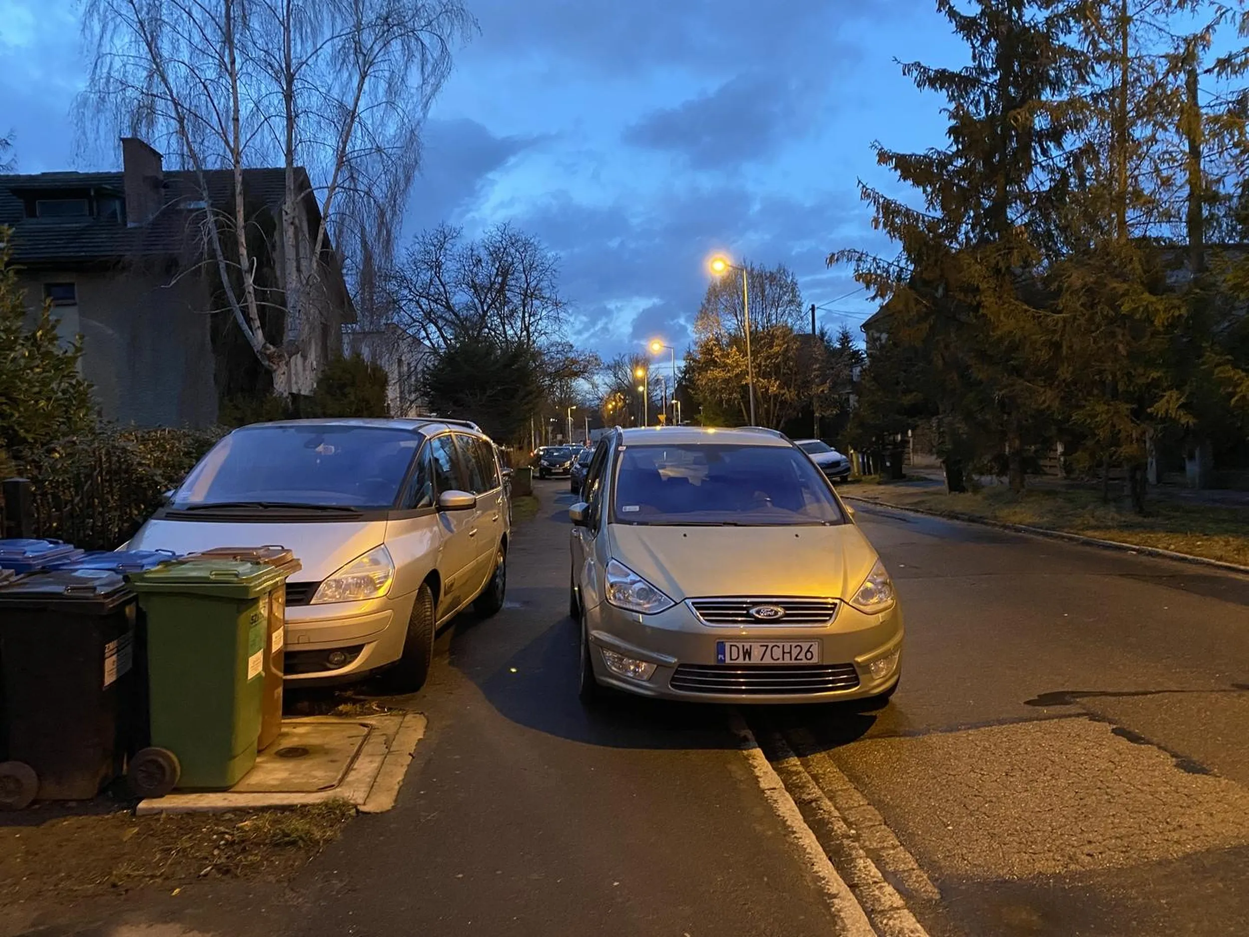 We Wrocławiu same takie perełki, na tej konkretnej ulicy to już chleb powszedni… z wózkiem wciśniesz się na styk. Karny kutas się należy… nie pozdrawiam fujaro! ??