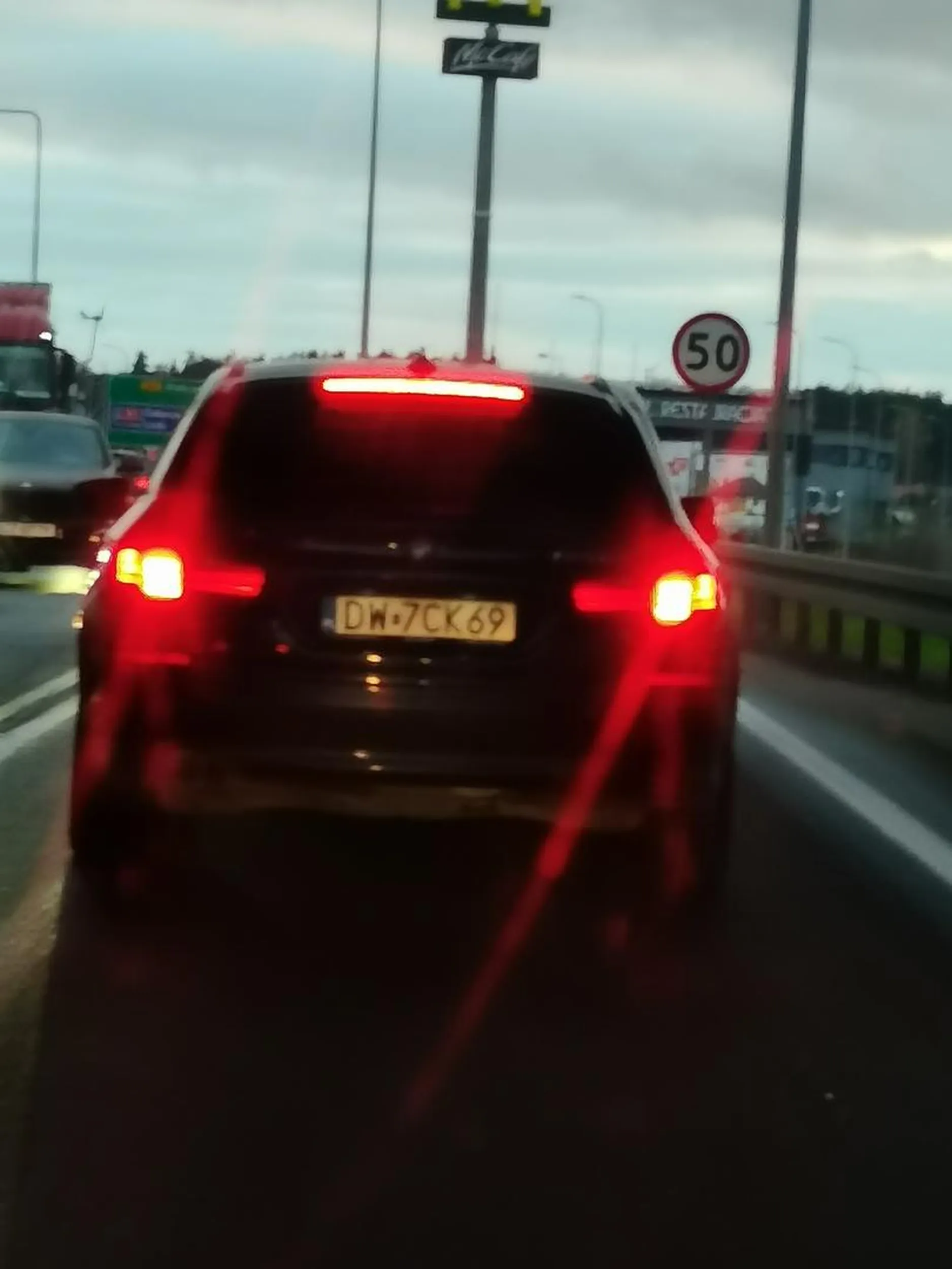 Jeździ jak kretyn, zajechał drogę, Gwałtownie hamuje.