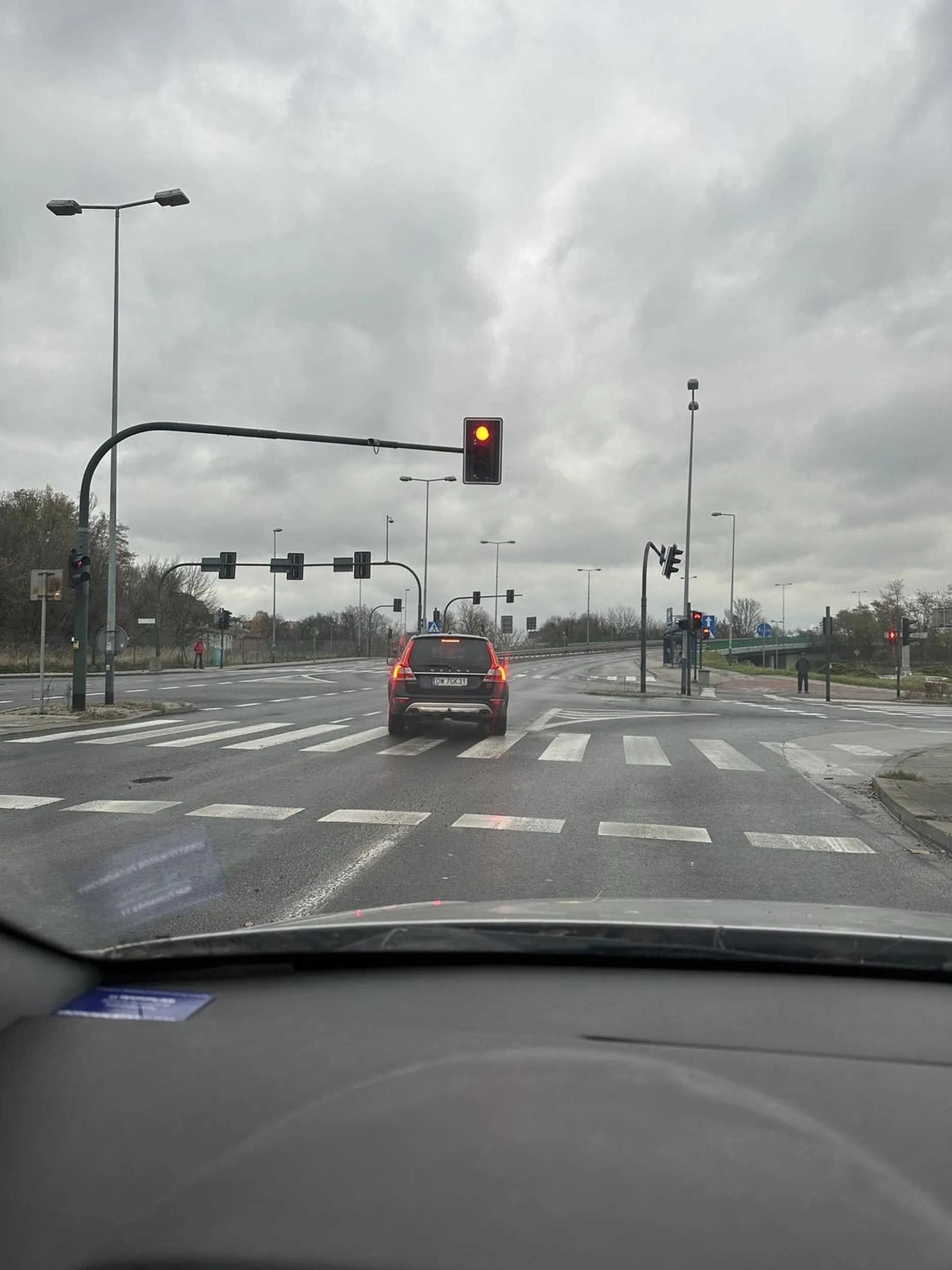 Proszę się poduczyć z tego jak się powinno poruszać na skrzyżowaniach z sygnalizacją świetlną.