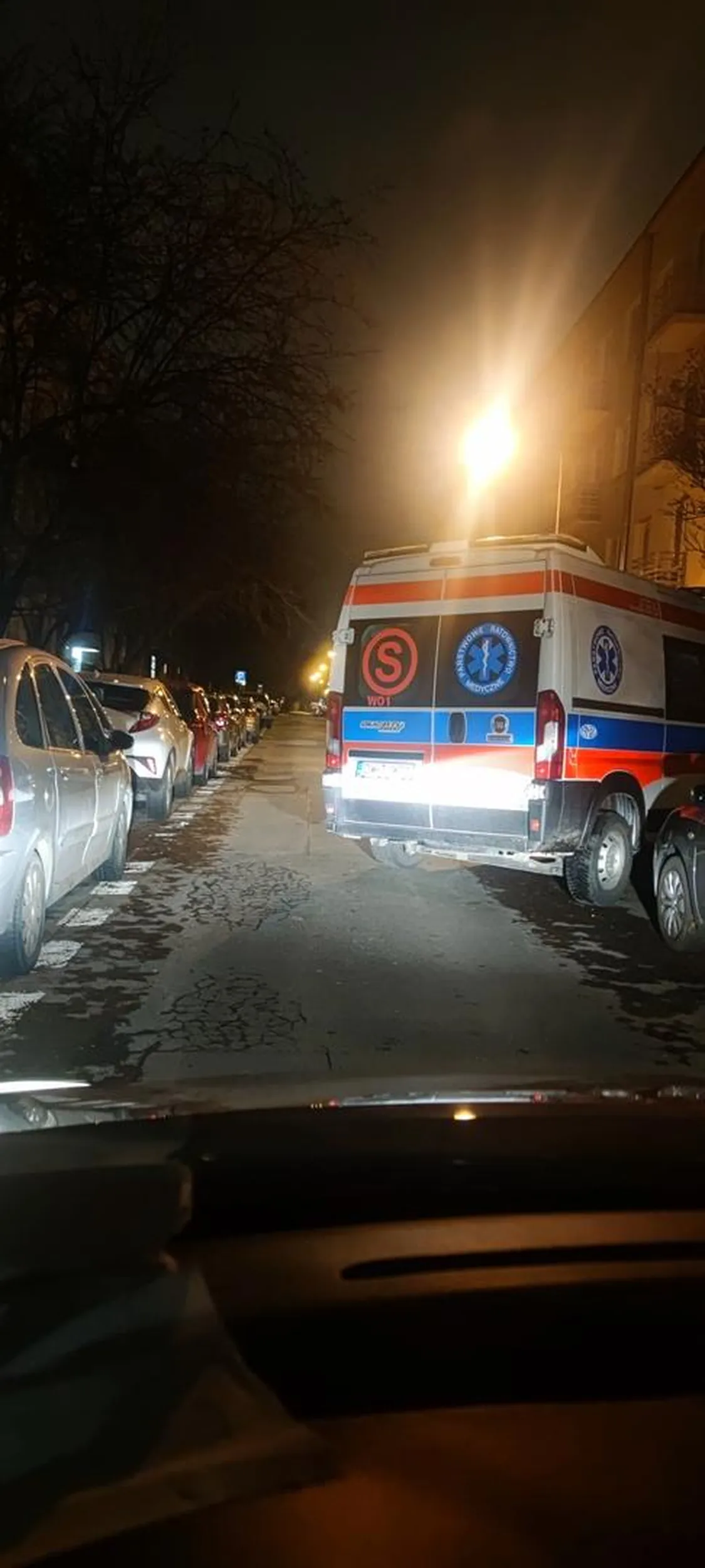 Widać inteligentów zatrudniają do pogotowia, droga jedno kierunkowa i auto postawione na od....dol