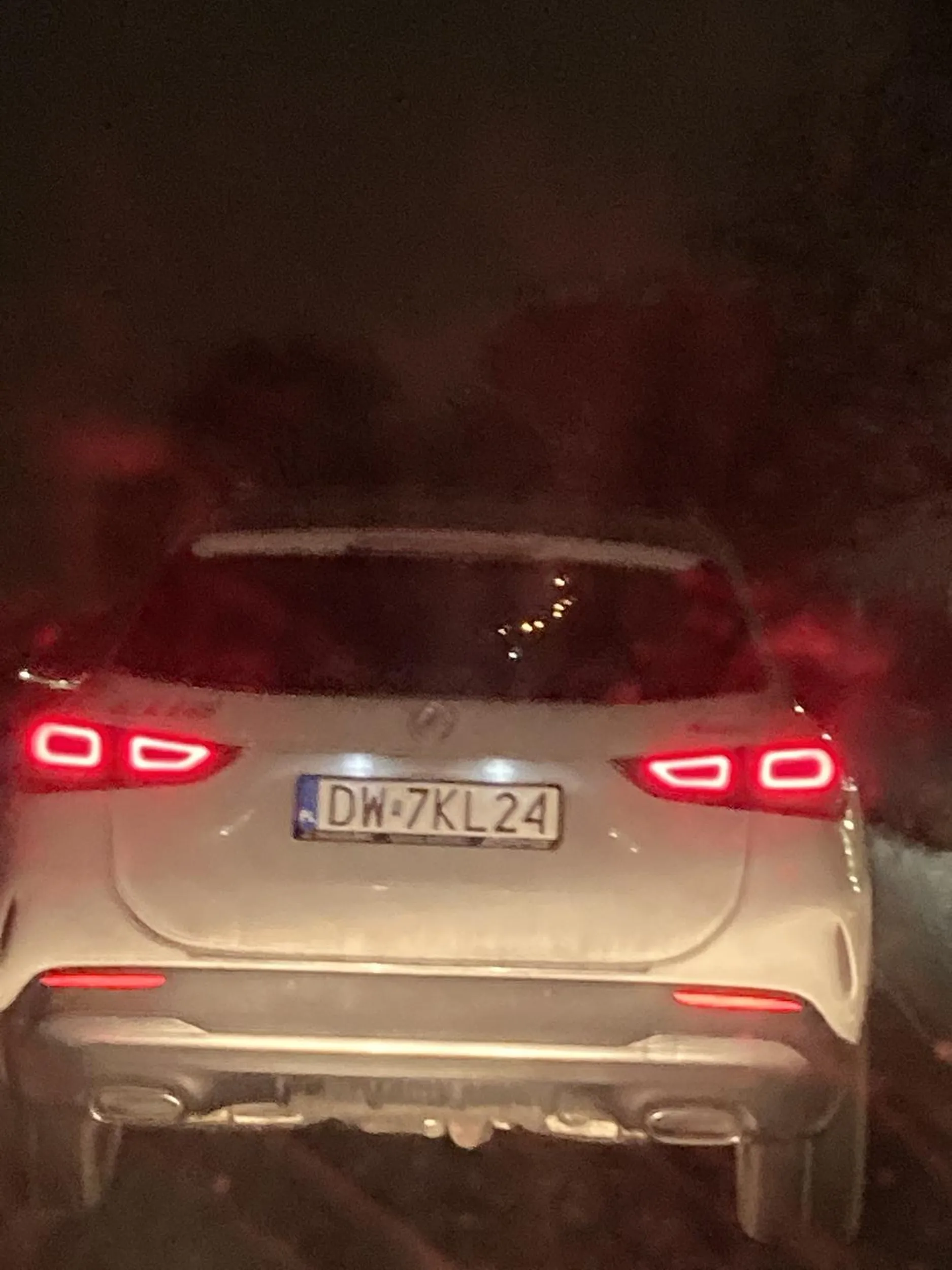 Nie pozdrawiam serdecznie jeździ jak pi*da jeszcze nie zmienił geniusz opon na zimowe