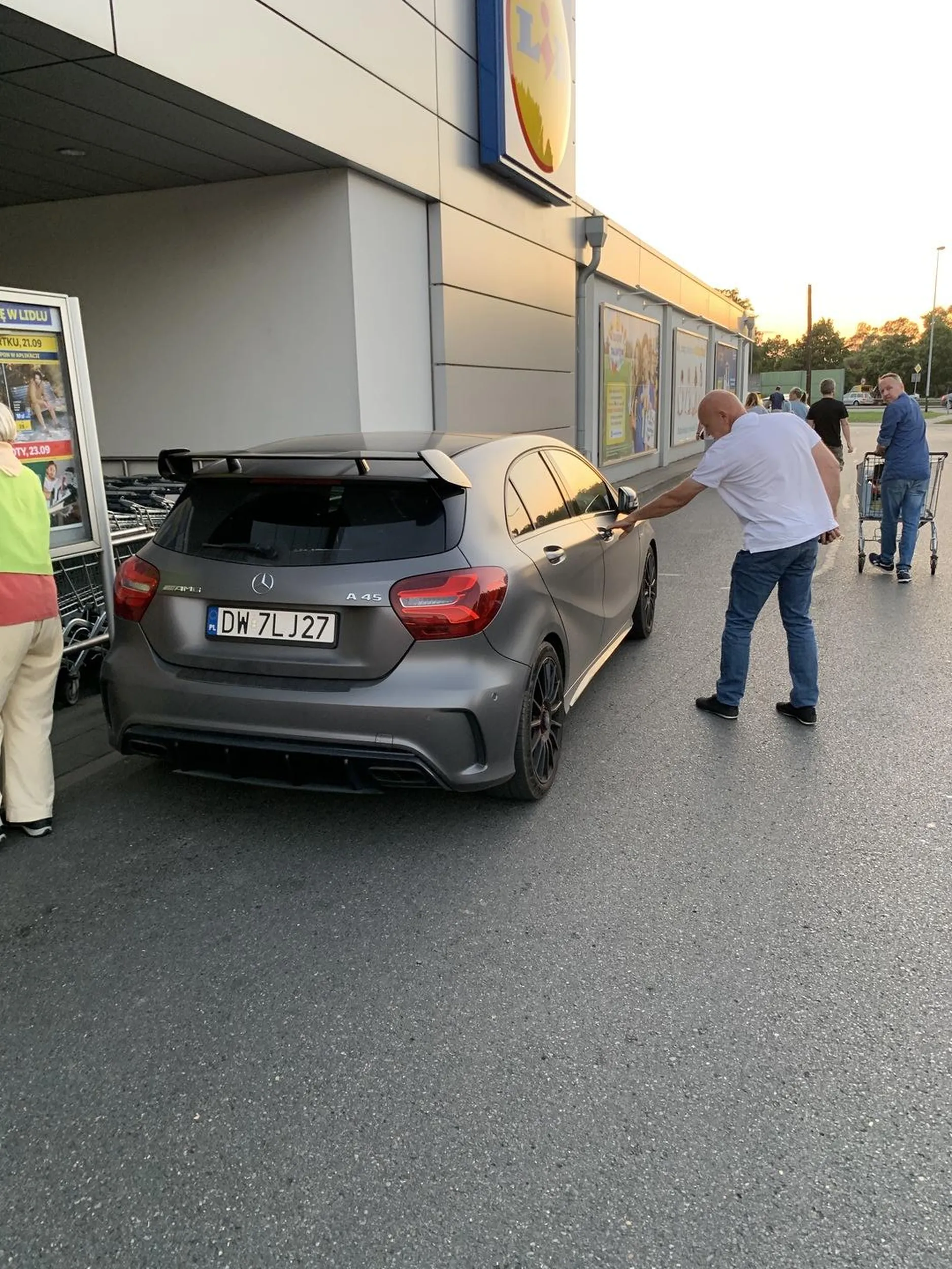 Mistrz chamskiego parkowania. Pod wejscie, jak najblizej. Blokujac inne samochody i przeganiajac ludzi.