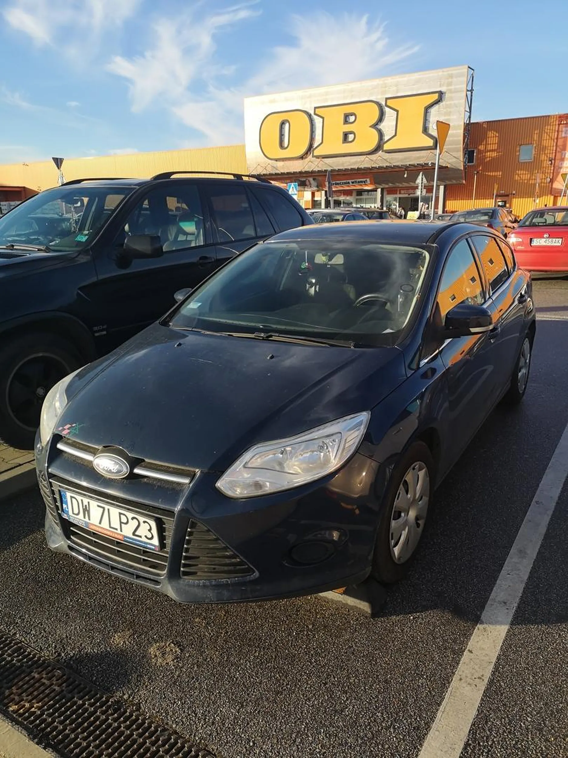 Zalecam ostrość w kontakcie z tą kreaturą. Wyprzedanie na parkingu na trzeciego, jazda pod prąd i niebezpieczne zajeżdżanie drogi parkującemu pojazdowi. Pomijam fakt prędkości rajdowej w weekend przy zatłoczonym centrum handlowym. Mam nadzieję, że w efekcie zabijesz tylko siebie.