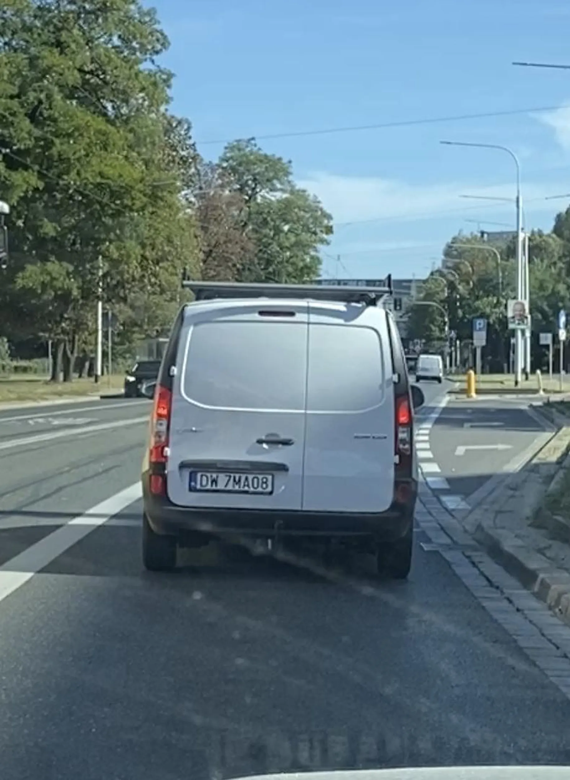 Próbował zepchnąć mój samochód z drogi, ponieważ nie wpuściłam go  na swój pas, po tym jak zgodnie z prawem wpuściłam jeden samochód, Pan najechał na mnie, był bardzo wulgarny i pozniej próbował zepchnąć mnie z drogi.