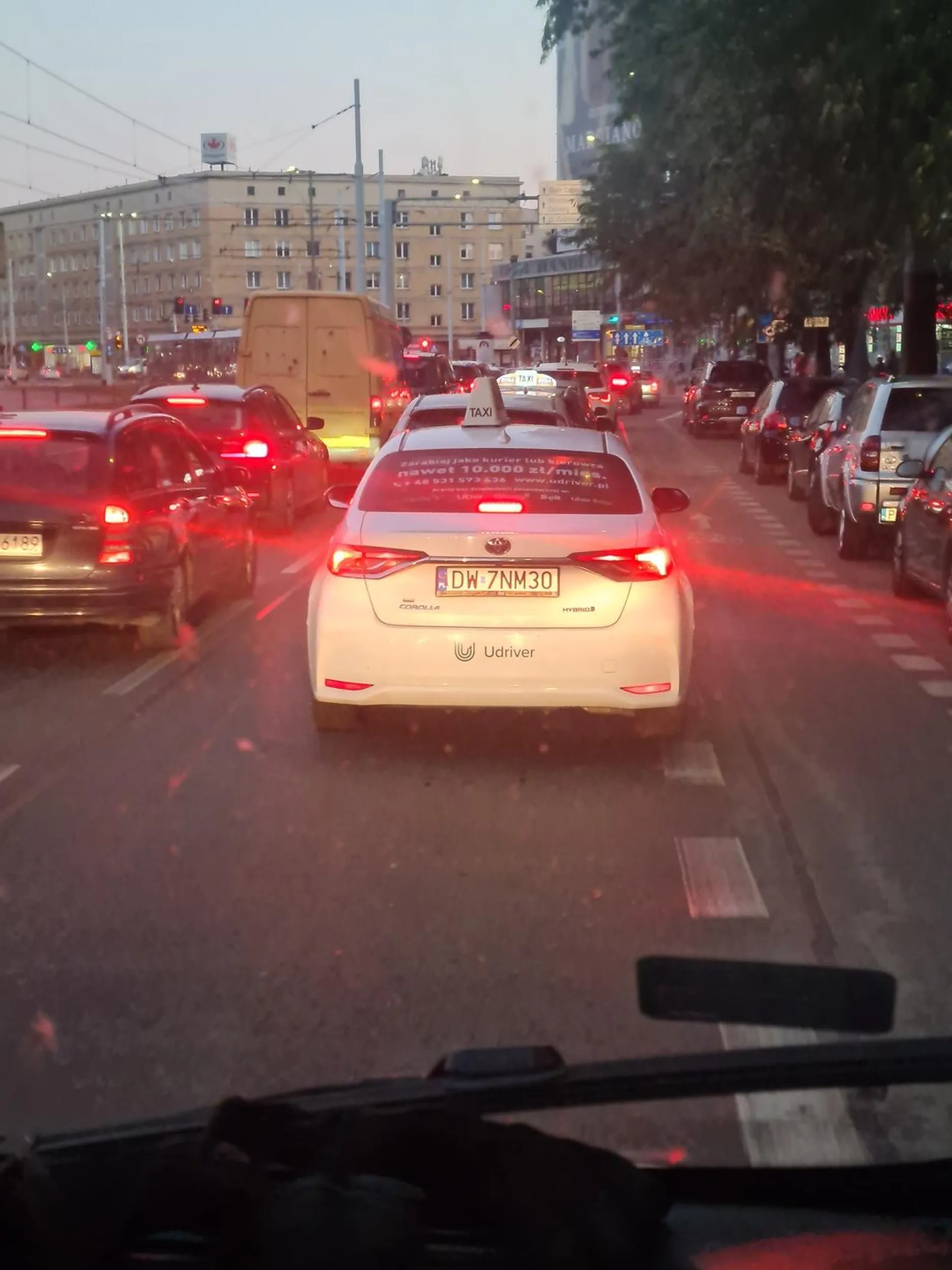 Jak prowadzisz to odpuść se grzebanie w telefonie i nie tamuj ruchu. Prawo jazdy wygrałeś w chipsach