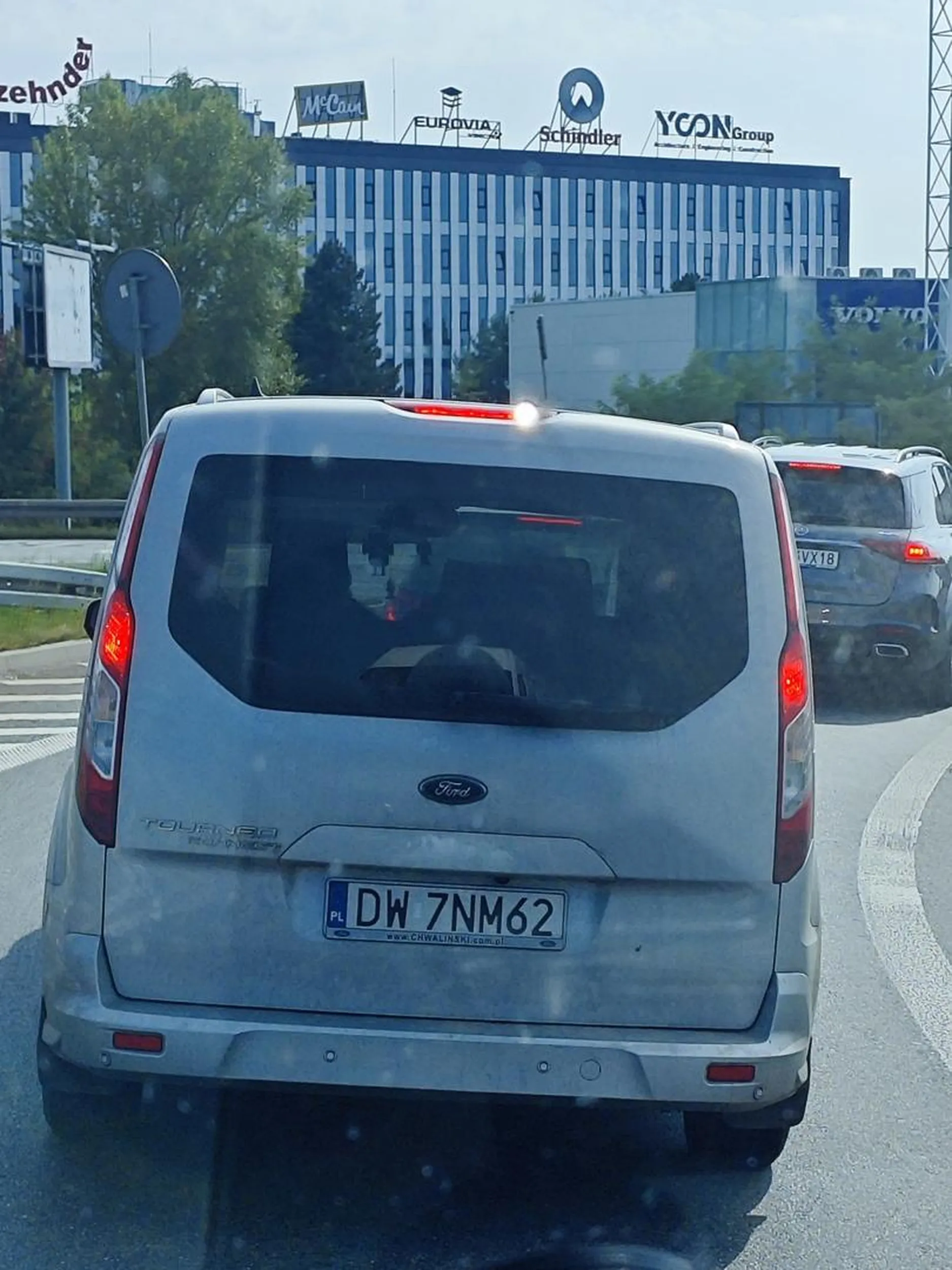 Uważajcie na niego. Jakiś psychol. Na zjeździe z A4 spryskał innego kierowce gazem poczym opluł, wszystko na oczach pasażerki ofiary