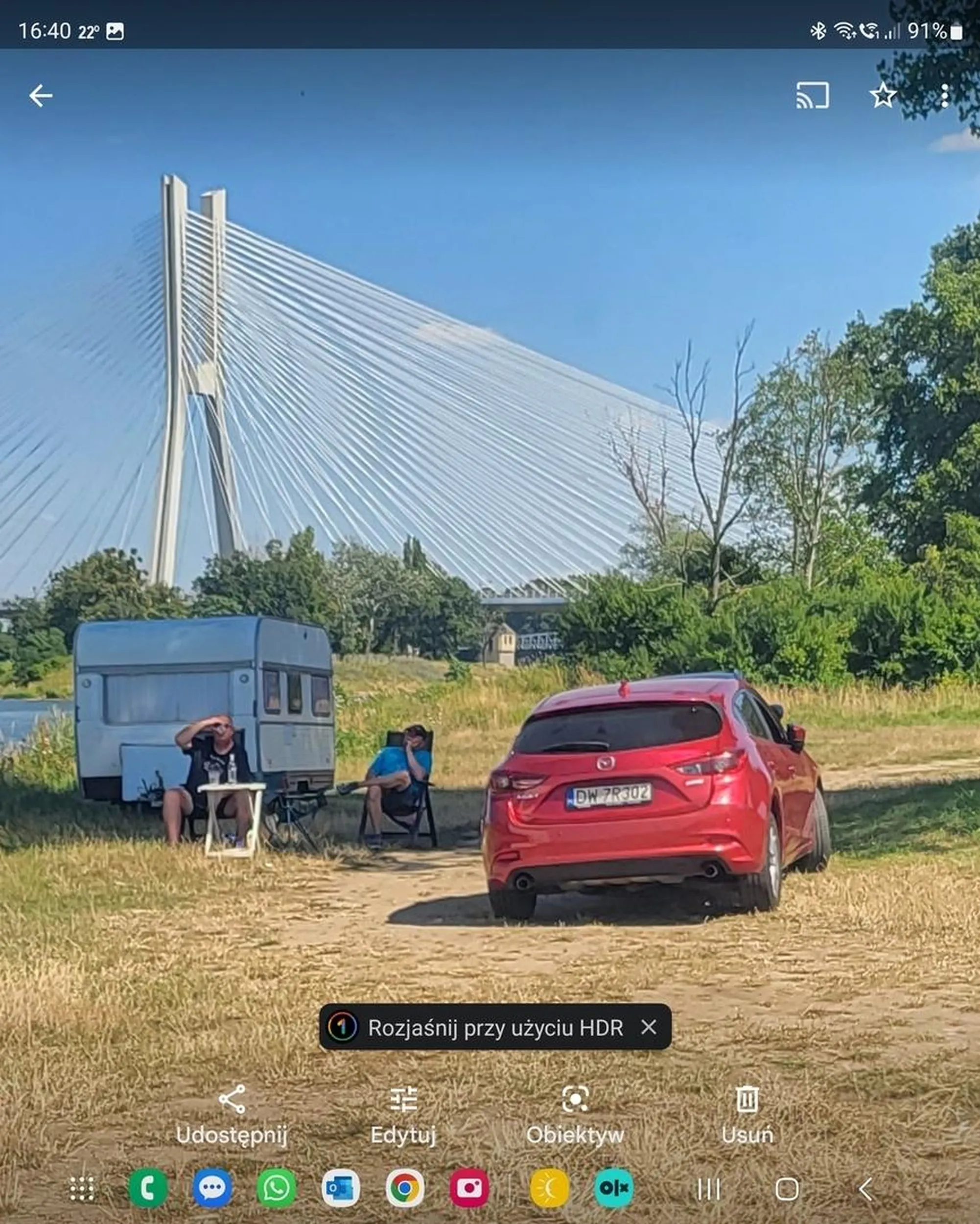 Stanął na drodze polnej  samochodem i  rozbił biwak z bufetem blokując przejazd. Panowie innych kierujących czy nawet przechodniów przeganiali.