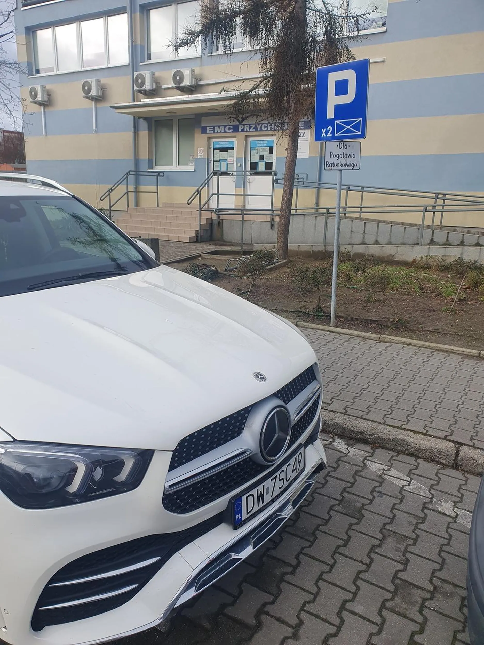 Łysy staruch (wlasciciel warzywniaka) zaparkował w Lubinie na A. Krajowej pod przychodnią na miejscu dla karetki...